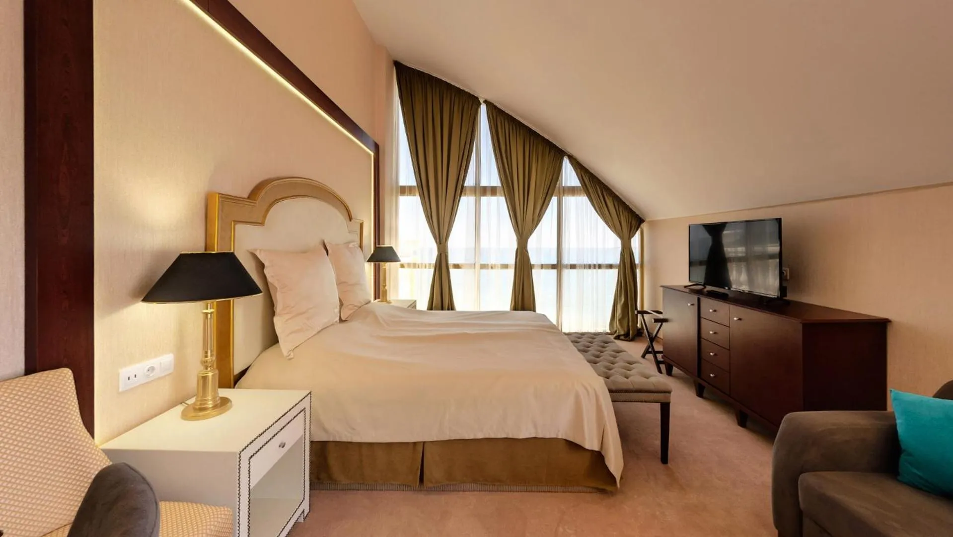 Photo of the whole room, Bed in Imperial Palace Hotel