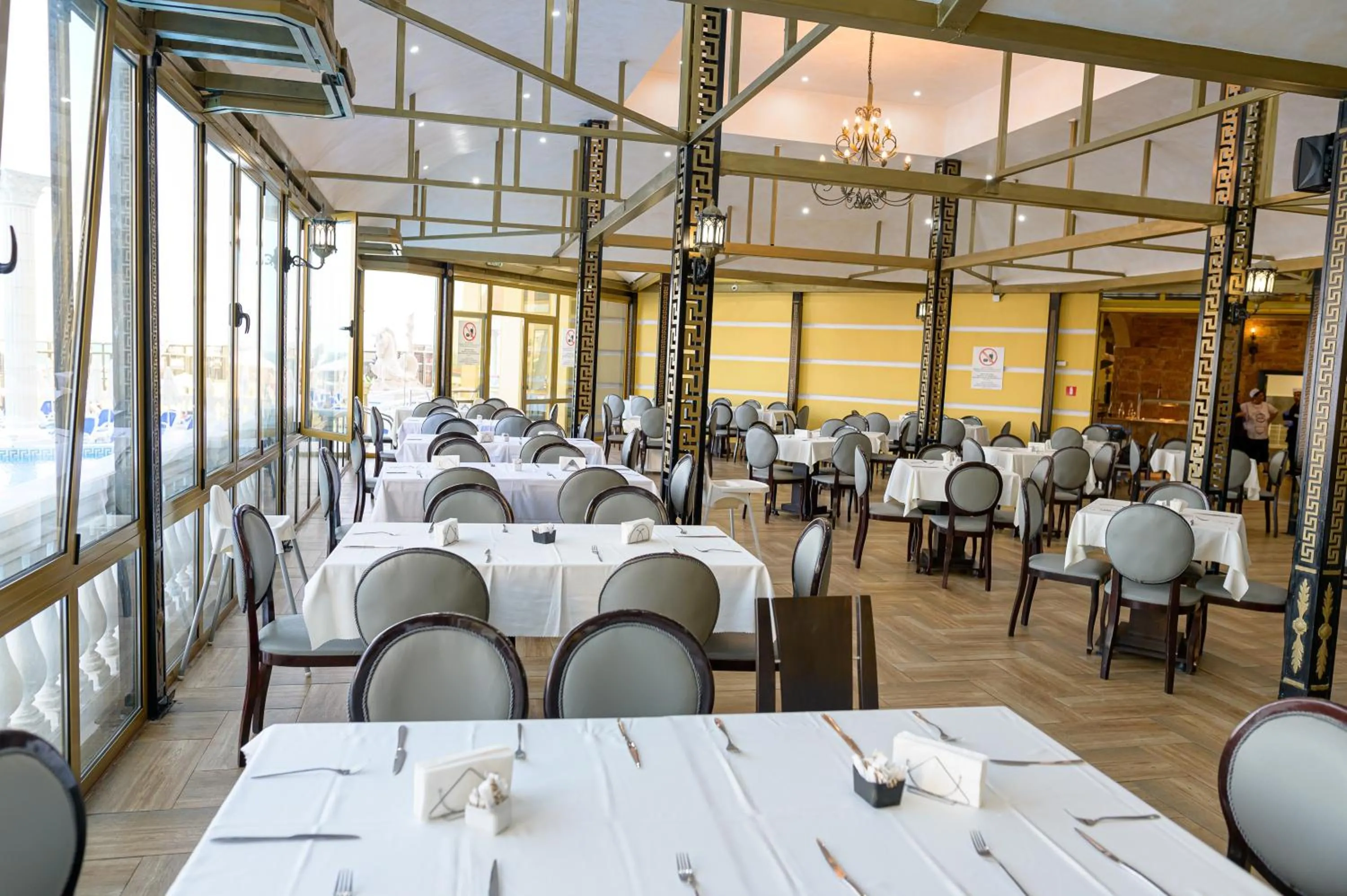 Restaurant/places to eat in Imperial Palace Hotel