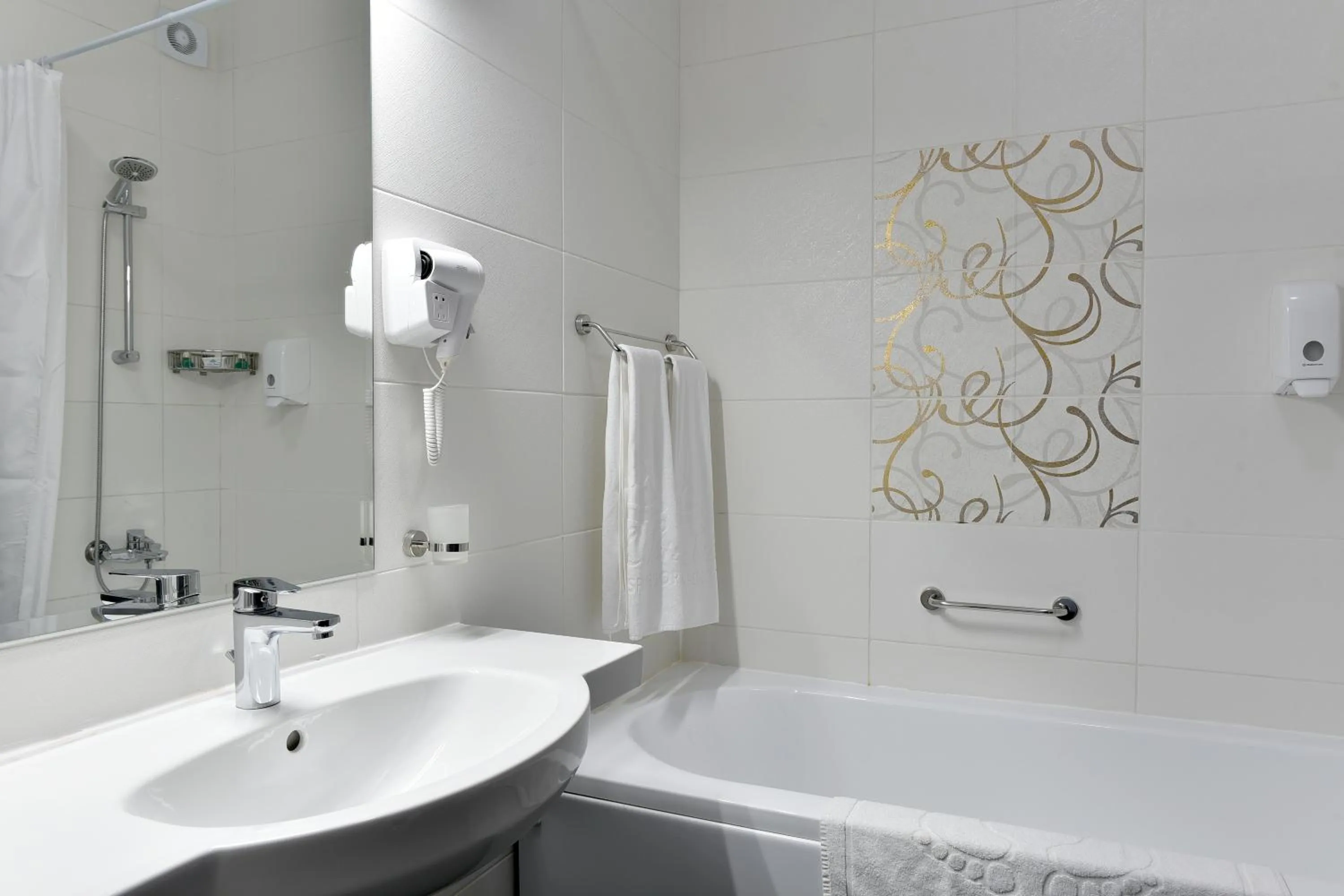 Shower in Topola Skies Resort & Aquapark