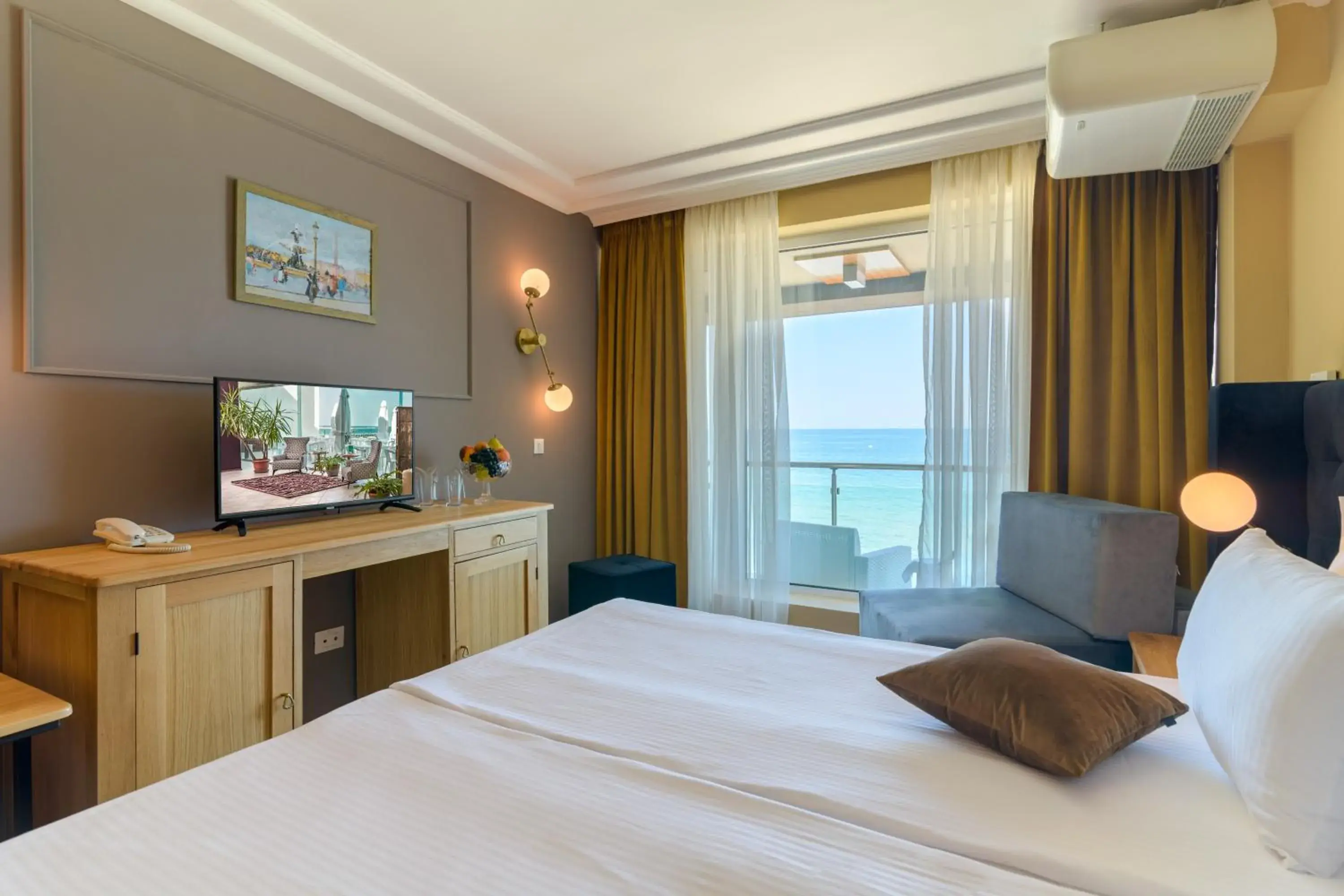 Twin Room with Balcony - Free Parking in Marina Hotel, Sunny Day Twin Room with Balcony - Free Parking in Marina Hotel, Sunny Day