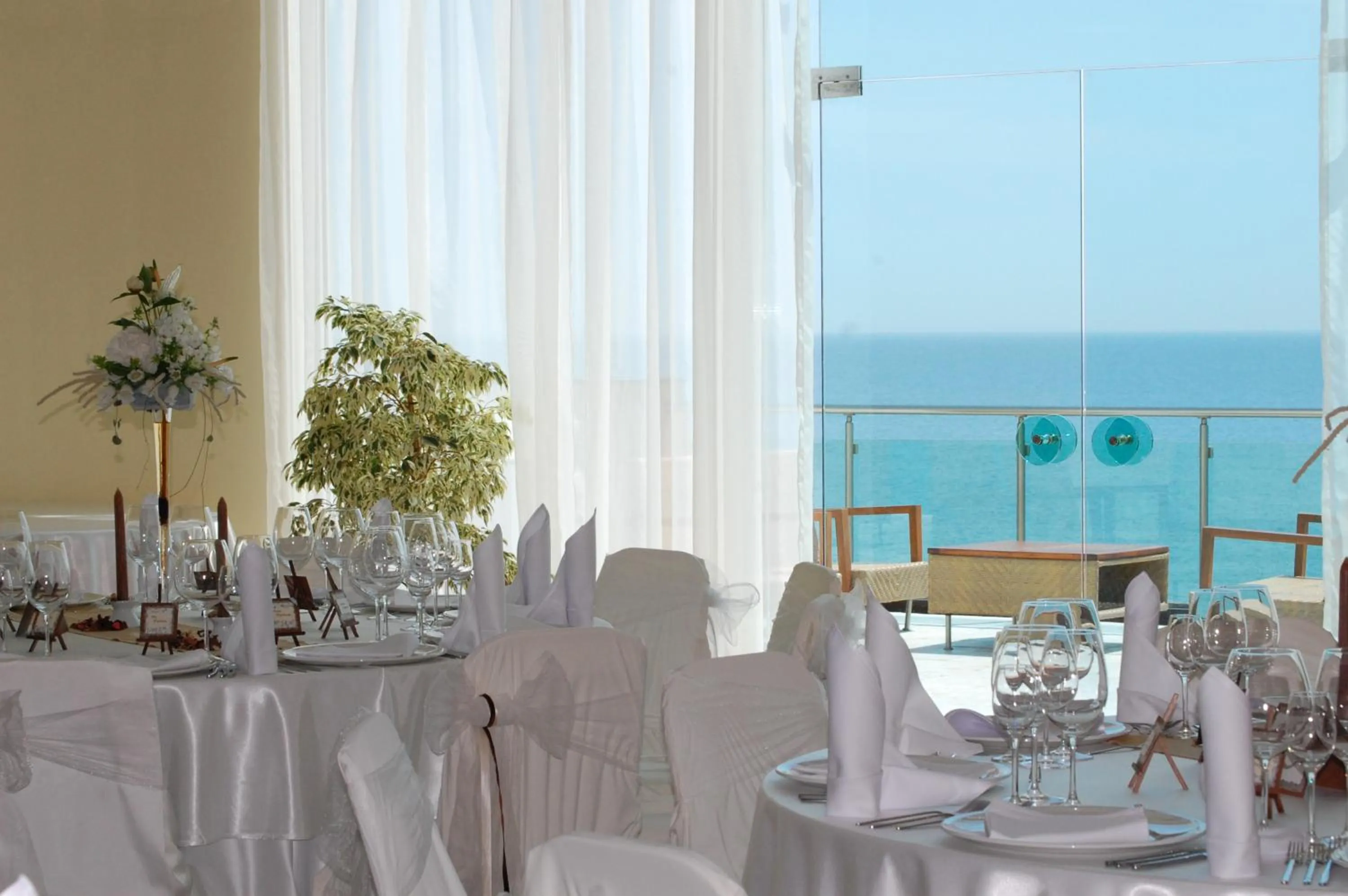 Restaurant/places to eat in Marina Hotel, Sunny Day