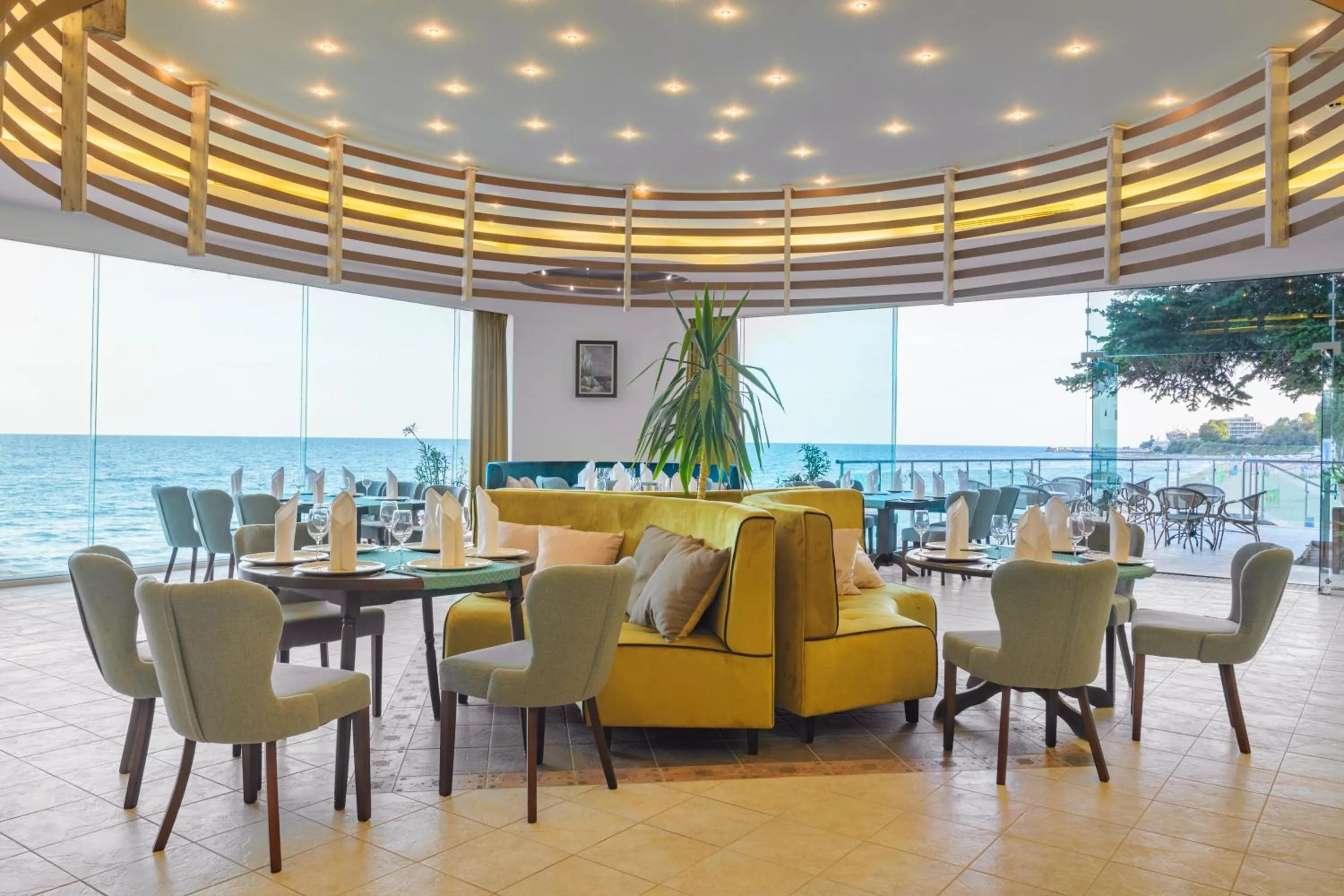 Restaurant/places to eat in Marina Hotel, Sunny Day