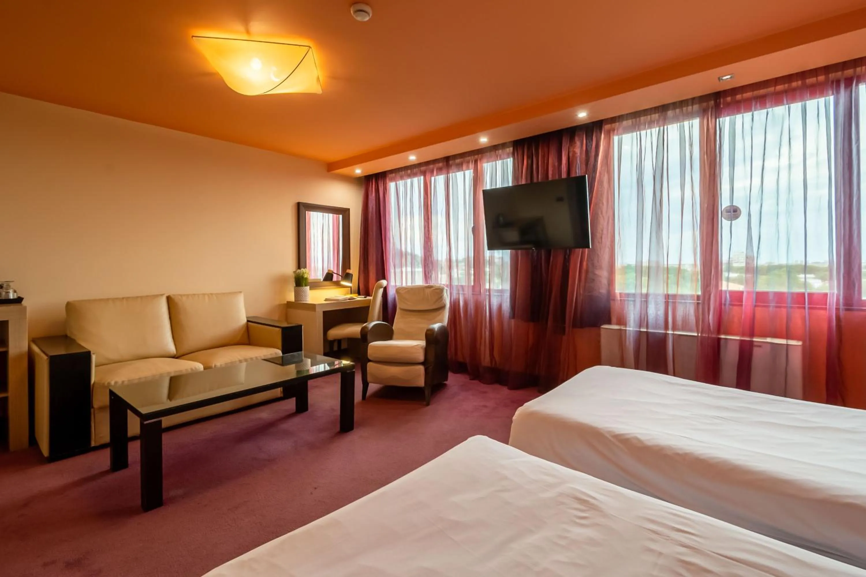 Communal lounge/ TV room, Bed in Hotel Leipzig