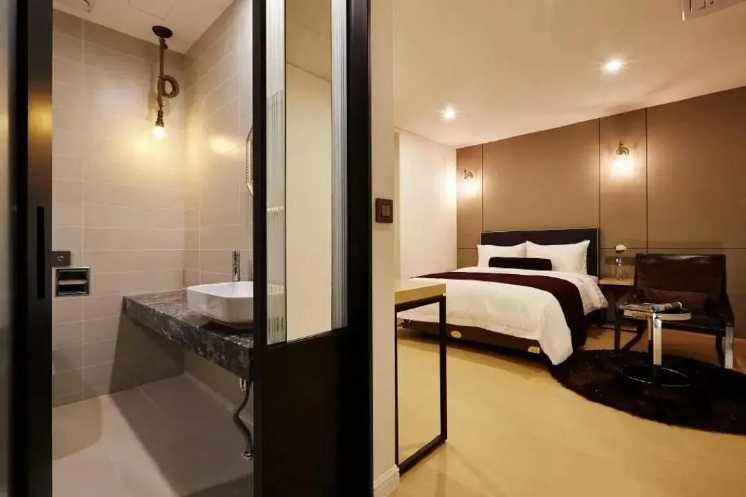 Photo of the whole room, Bed in Urban Island Hotel Jeju