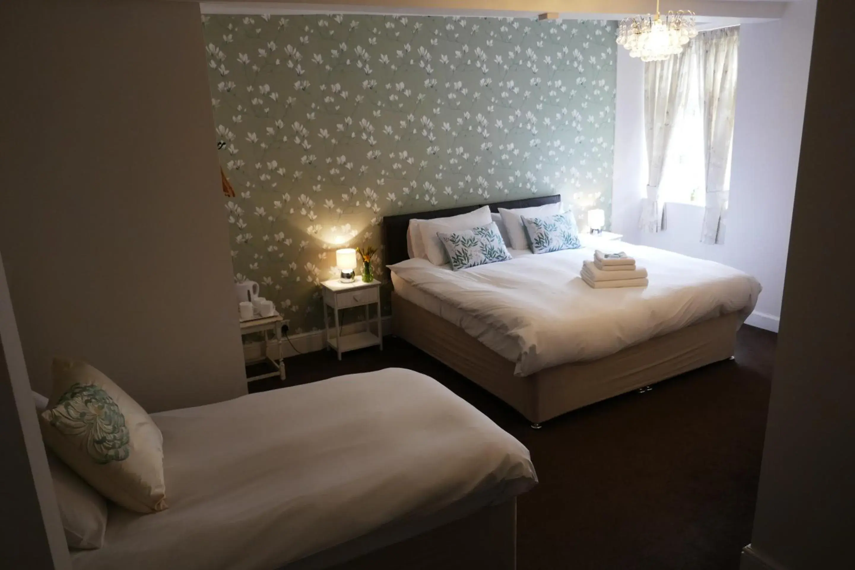 Triple Room with Shower in The Victoria Triple Room with Shower in The Victoria