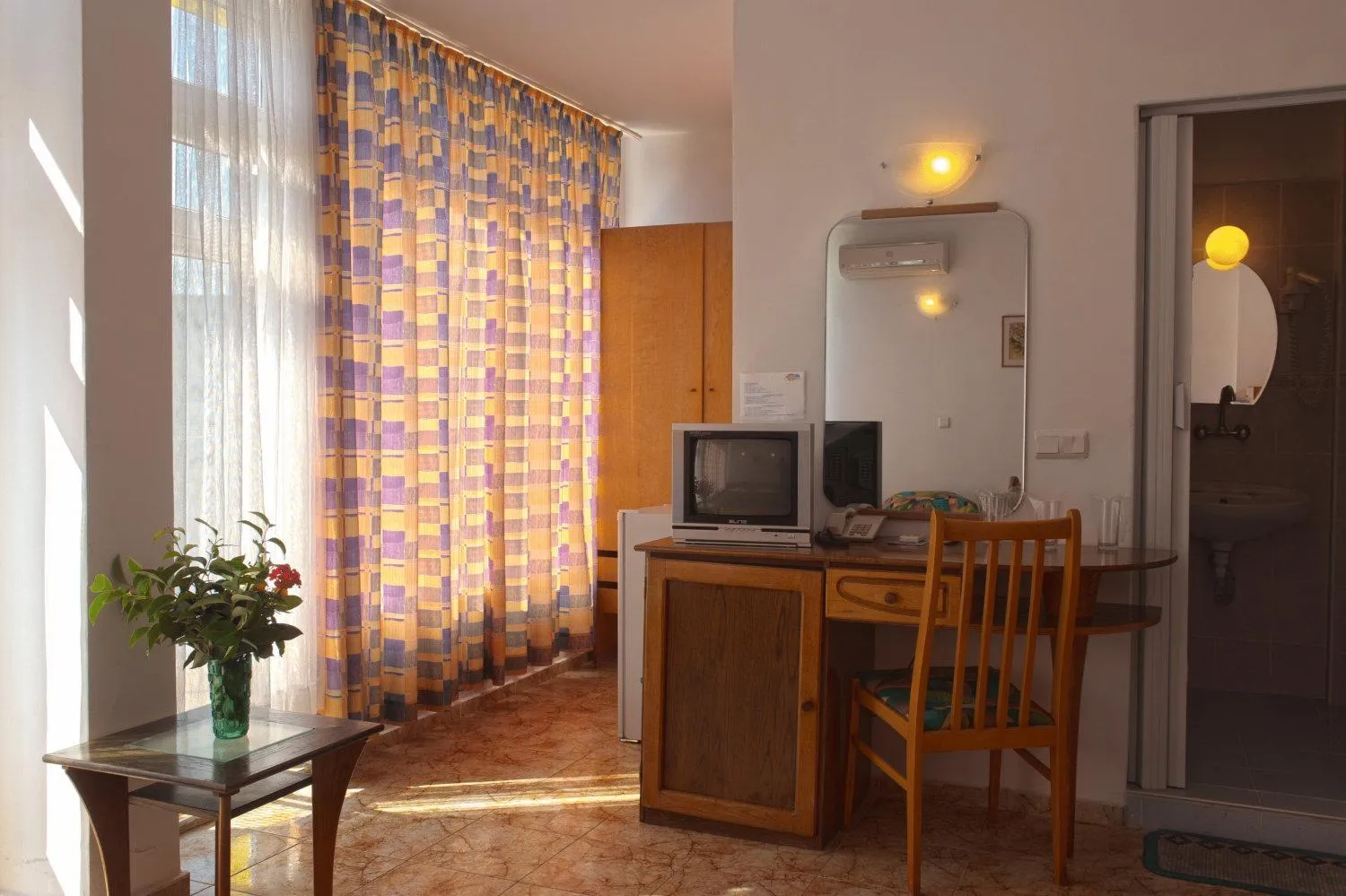 TV and multimedia in Sunny Varshava Hotel