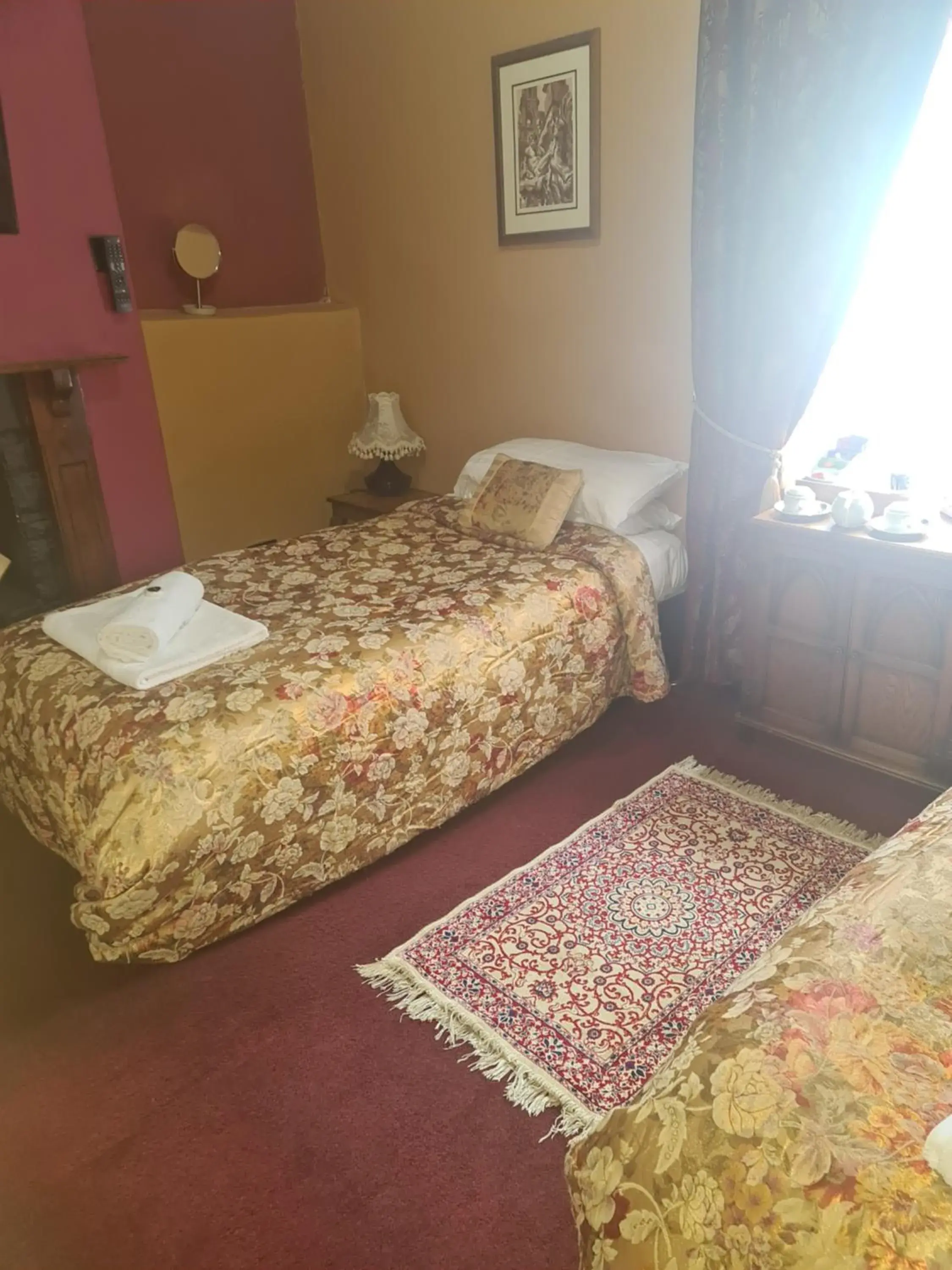 Small Twin Room - single occupancy in The Red Lion Small Twin Room - single occupancy in The Red Lion