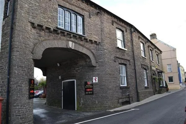 Facade/entrance in The Red Lion