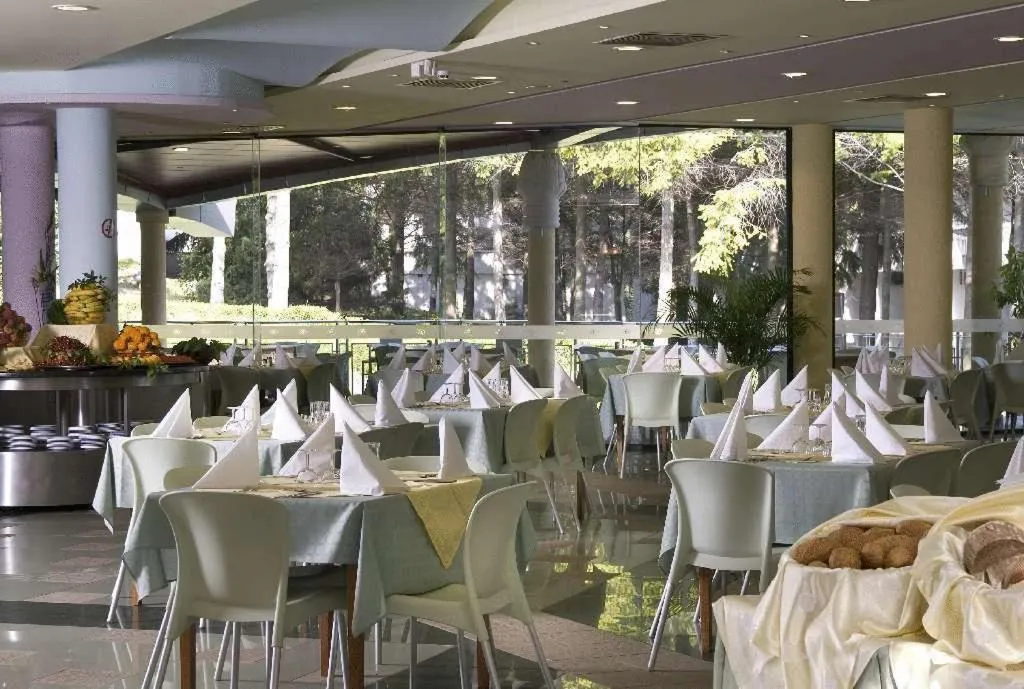 Restaurant/places to eat in Hotel Magnolia