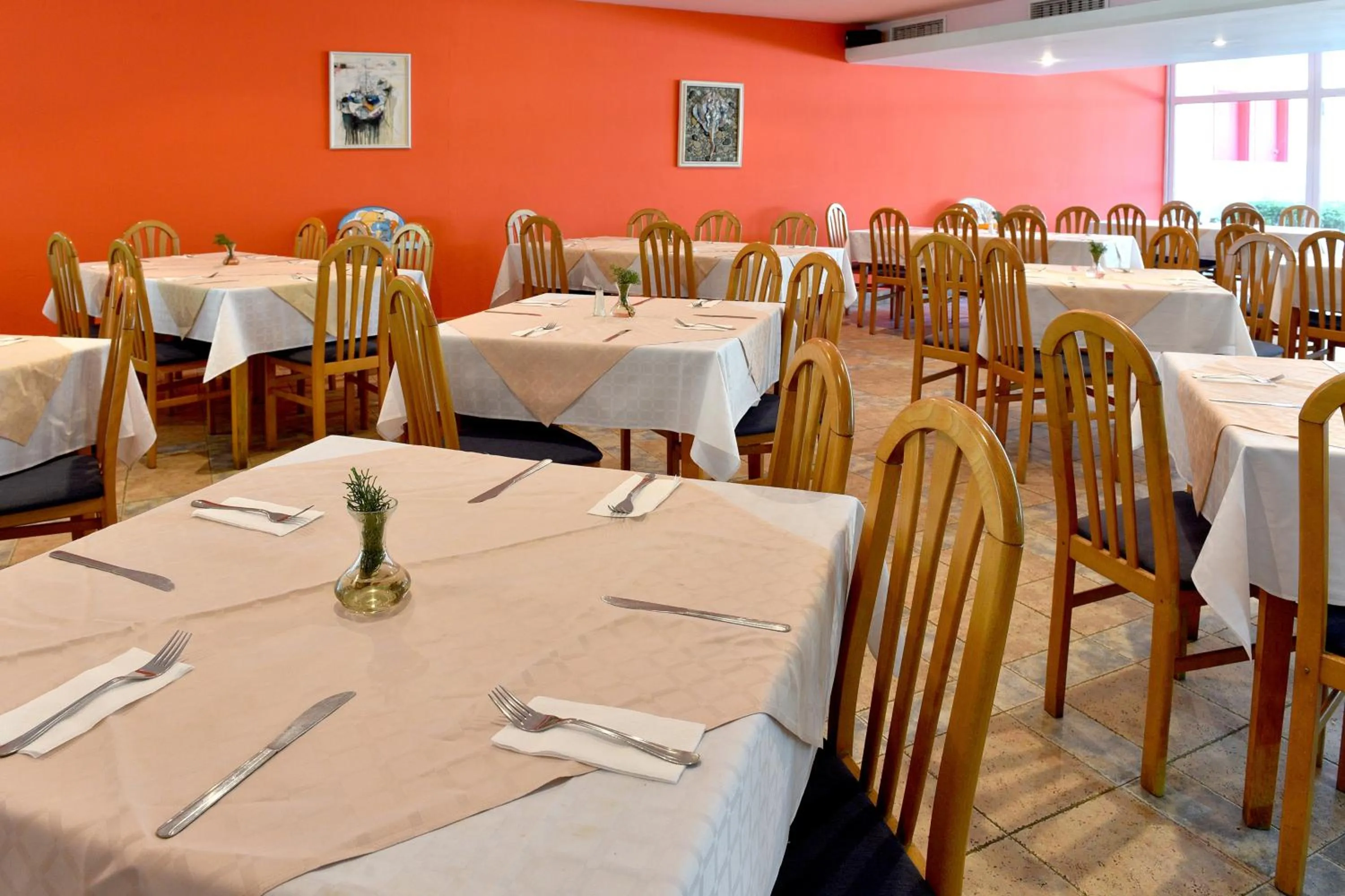 Restaurant/places to eat in Hotel Oasis