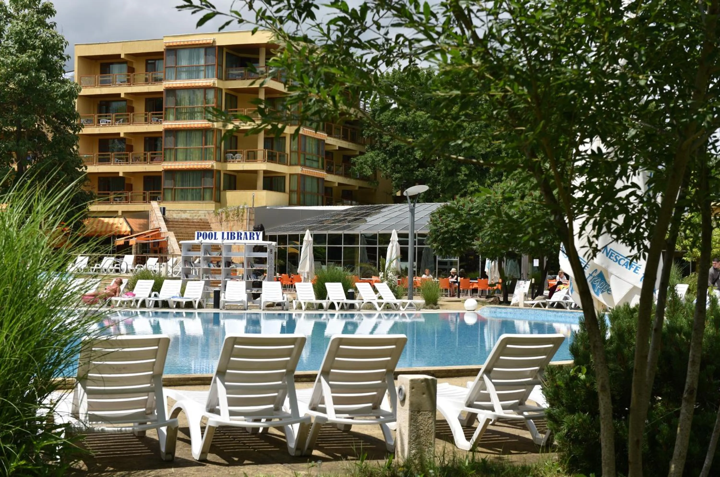 Library in Les Magnolias Hotel