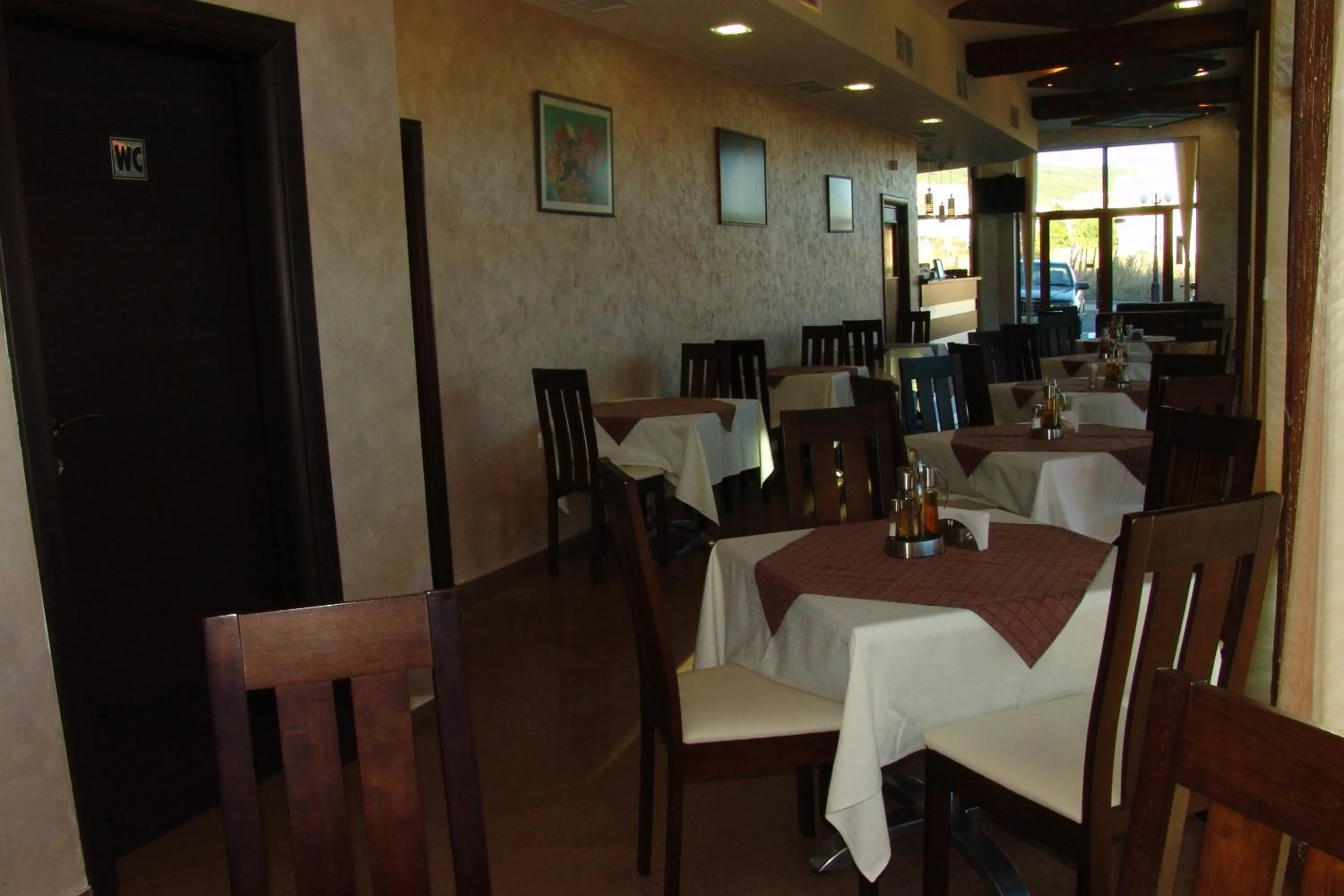Restaurant/places to eat in Serenity Hotel
