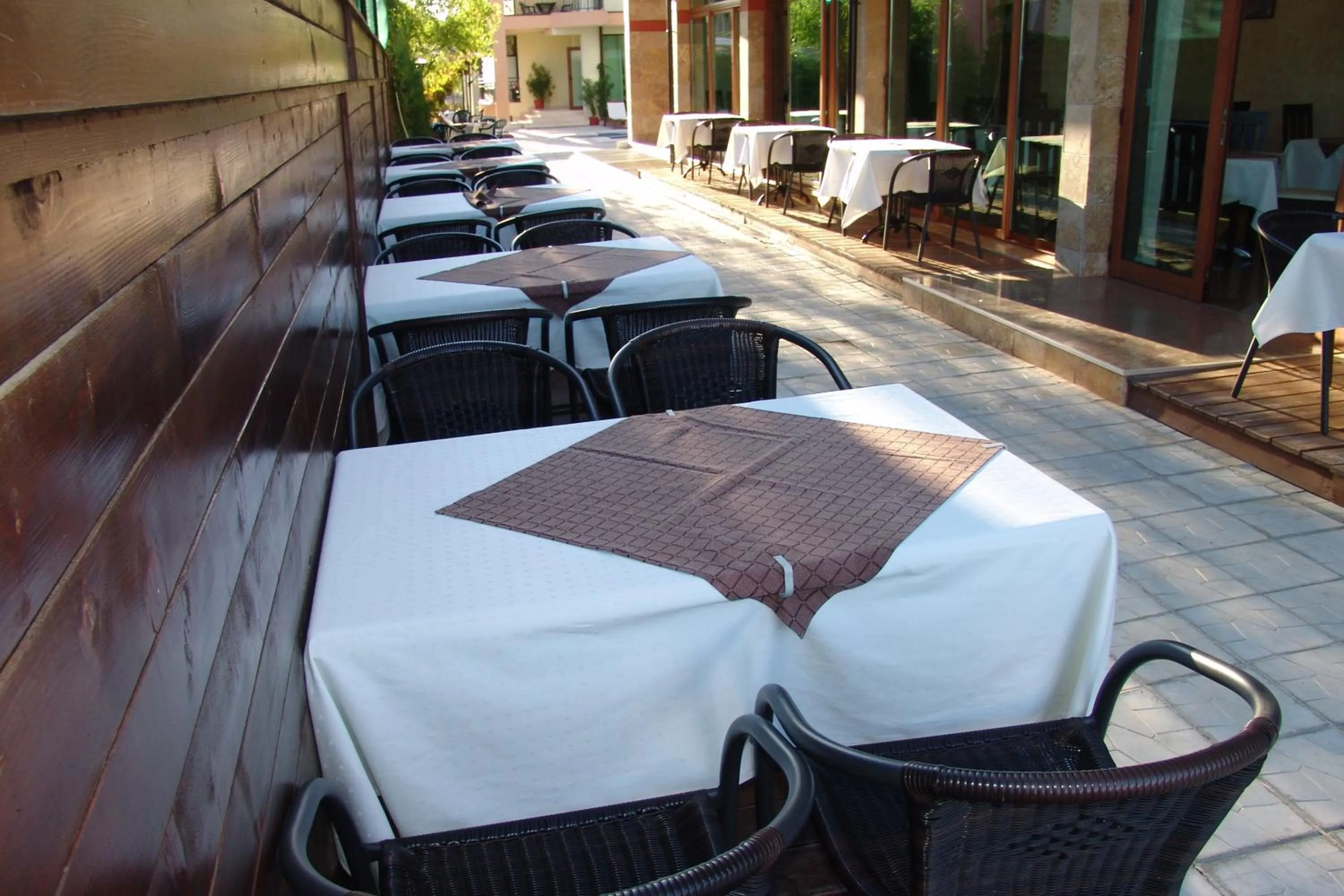 Restaurant/places to eat in Serenity Hotel