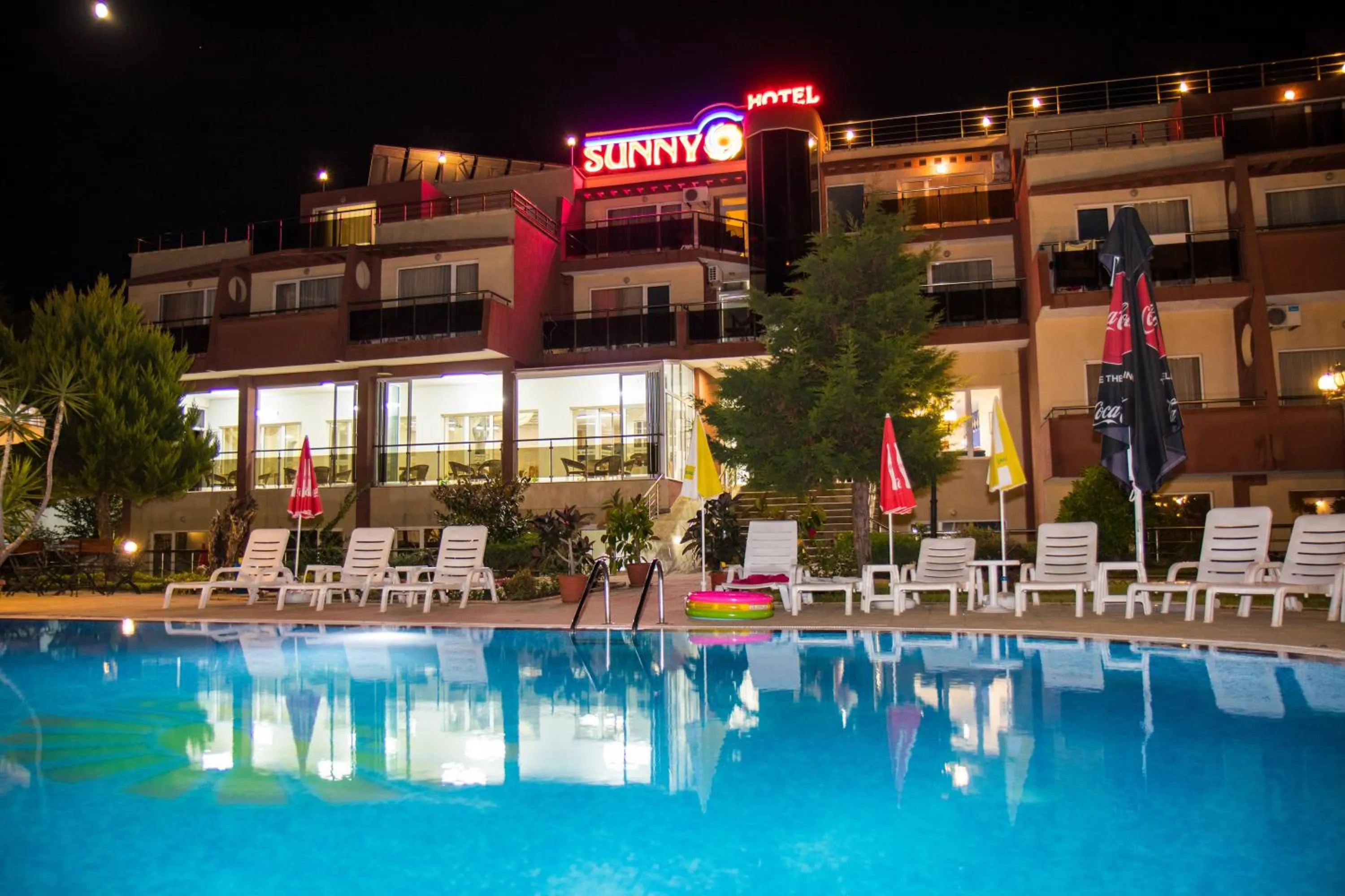 Swimming pool in Hotel Sunny