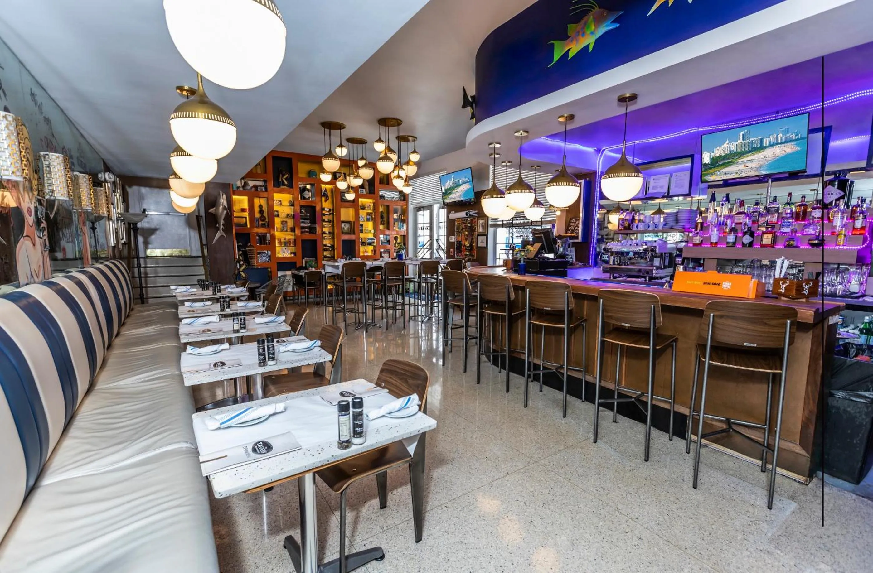 Lounge or bar in Oceanside Hotel and Suites