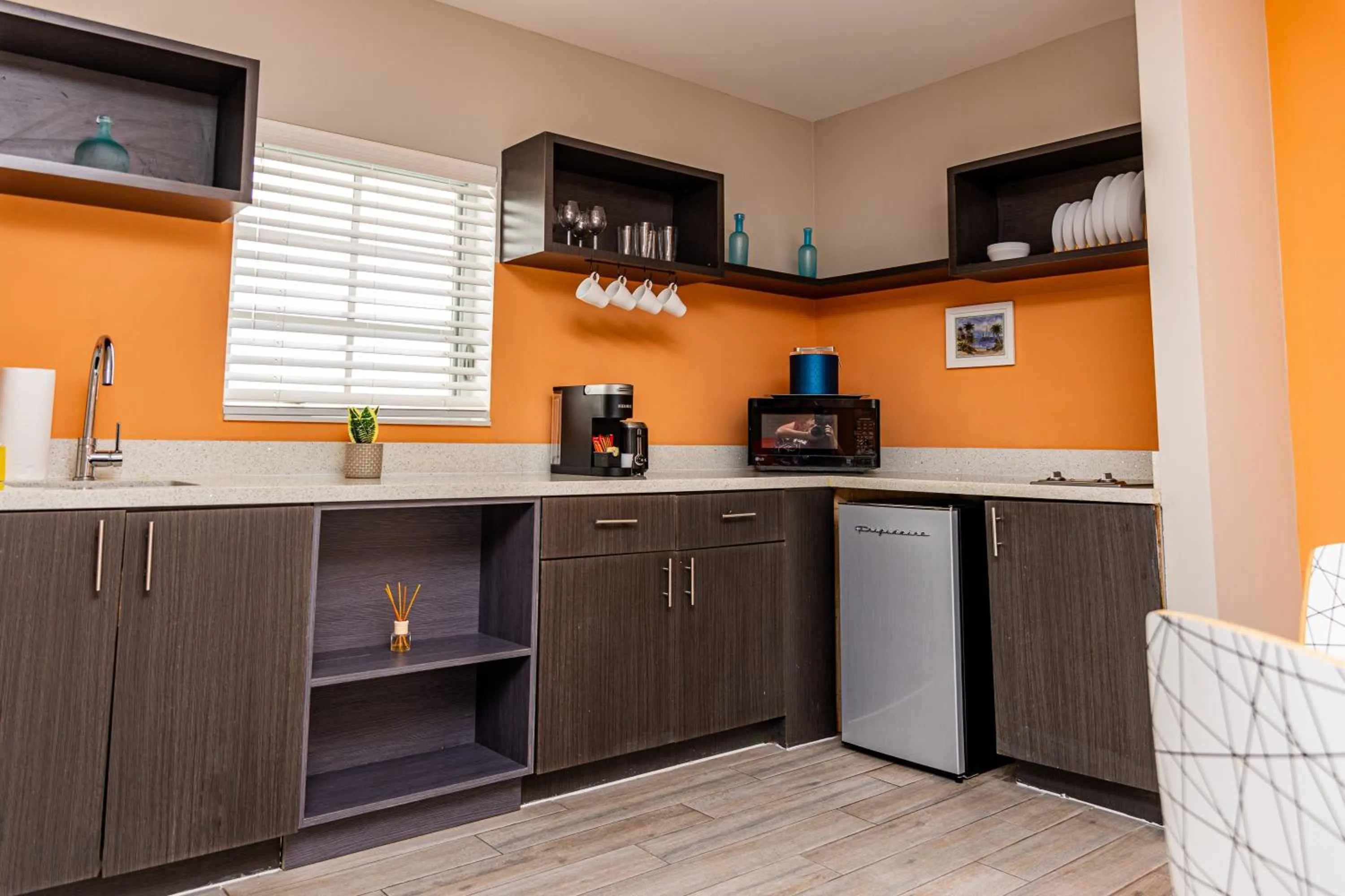 Kitchen or kitchenette in Oceanside Hotel and Suites