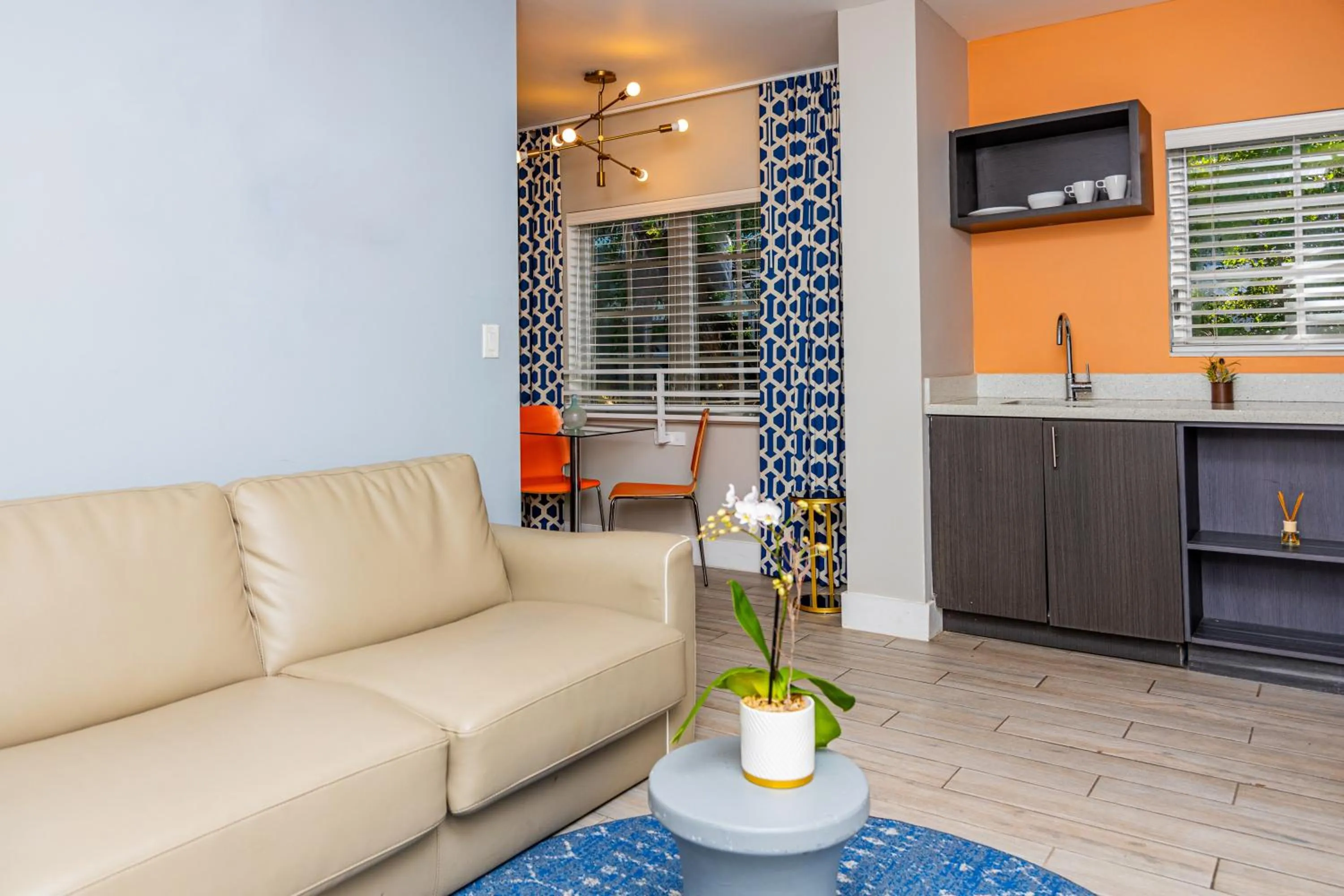 Living room in Oceanside Hotel and Suites