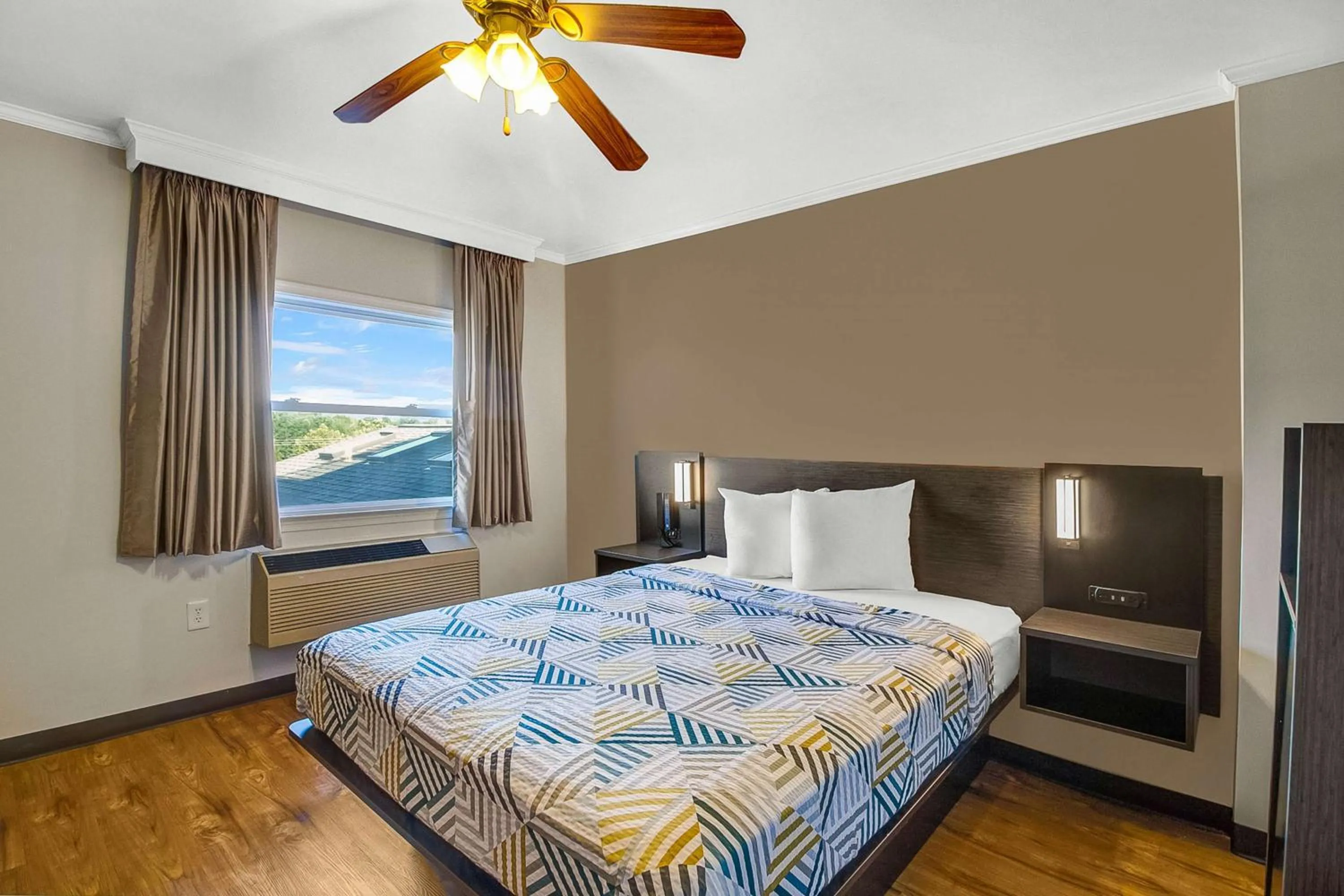 Photo of the whole room, Bed in Motel 6-Front Royal, VA