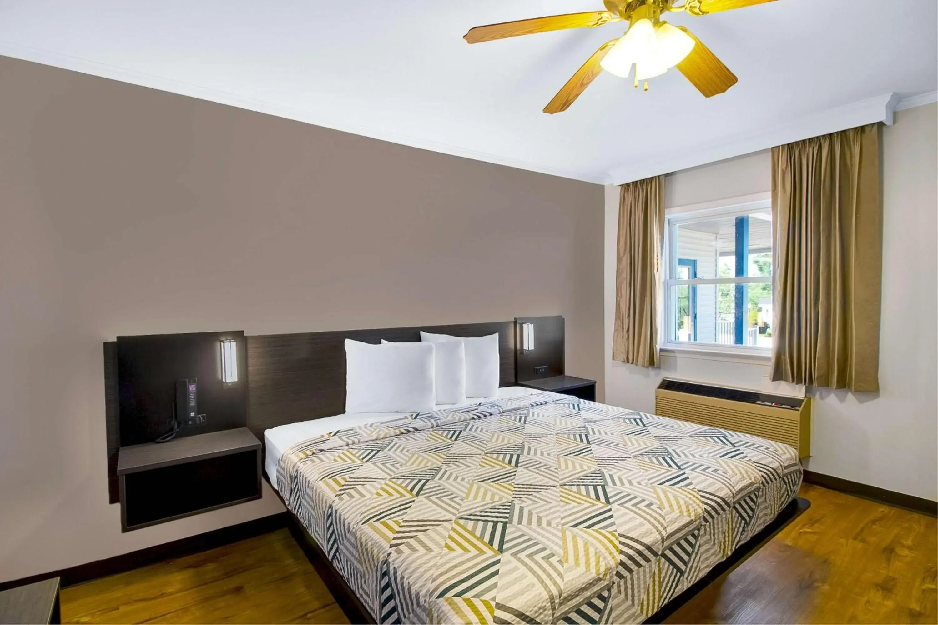 Photo of the whole room, Bed in Motel 6-Front Royal, VA Photo of the whole room, Bed in Motel 6-Front Royal, VA