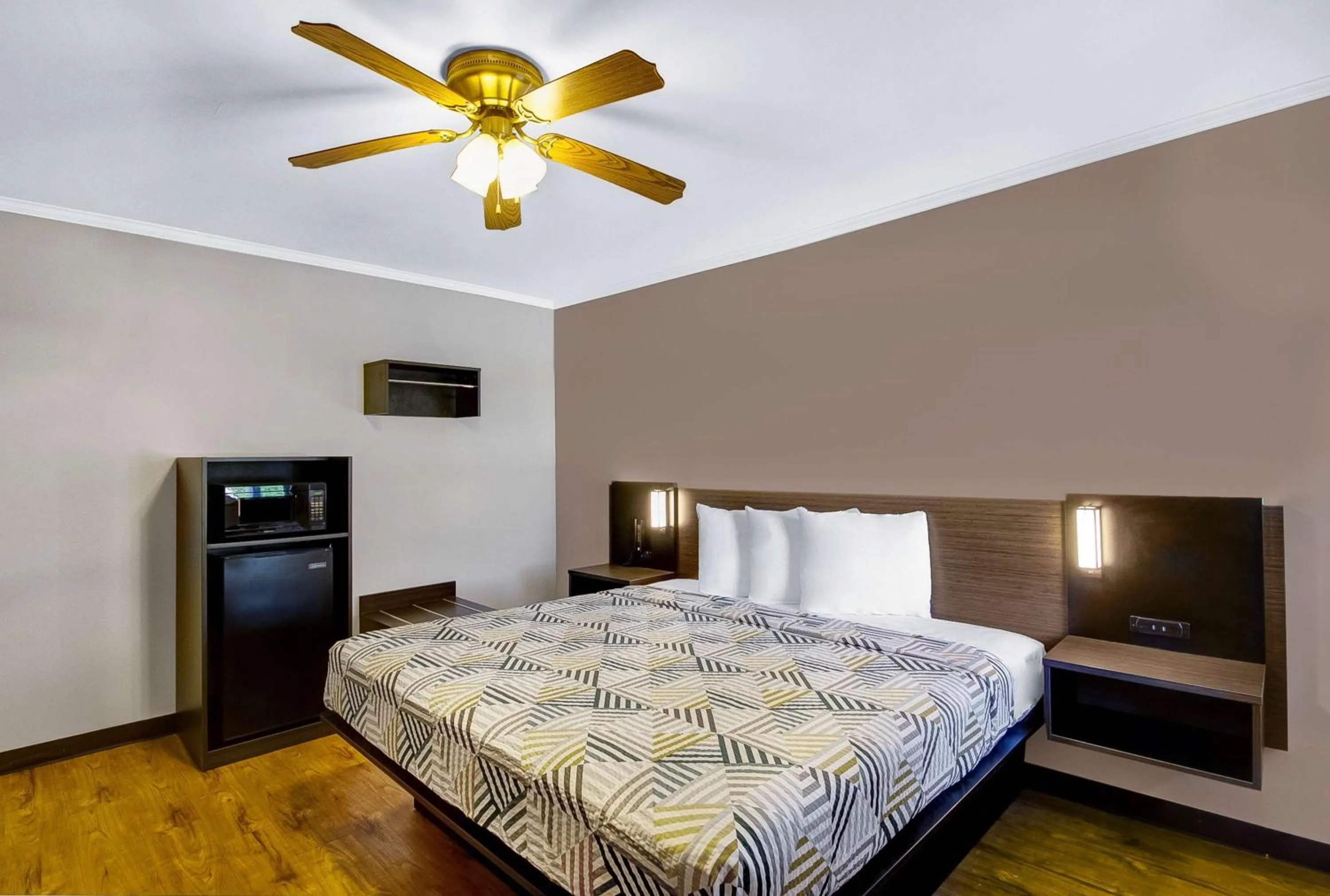 Photo of the whole room, Bed in Motel 6-Front Royal, VA