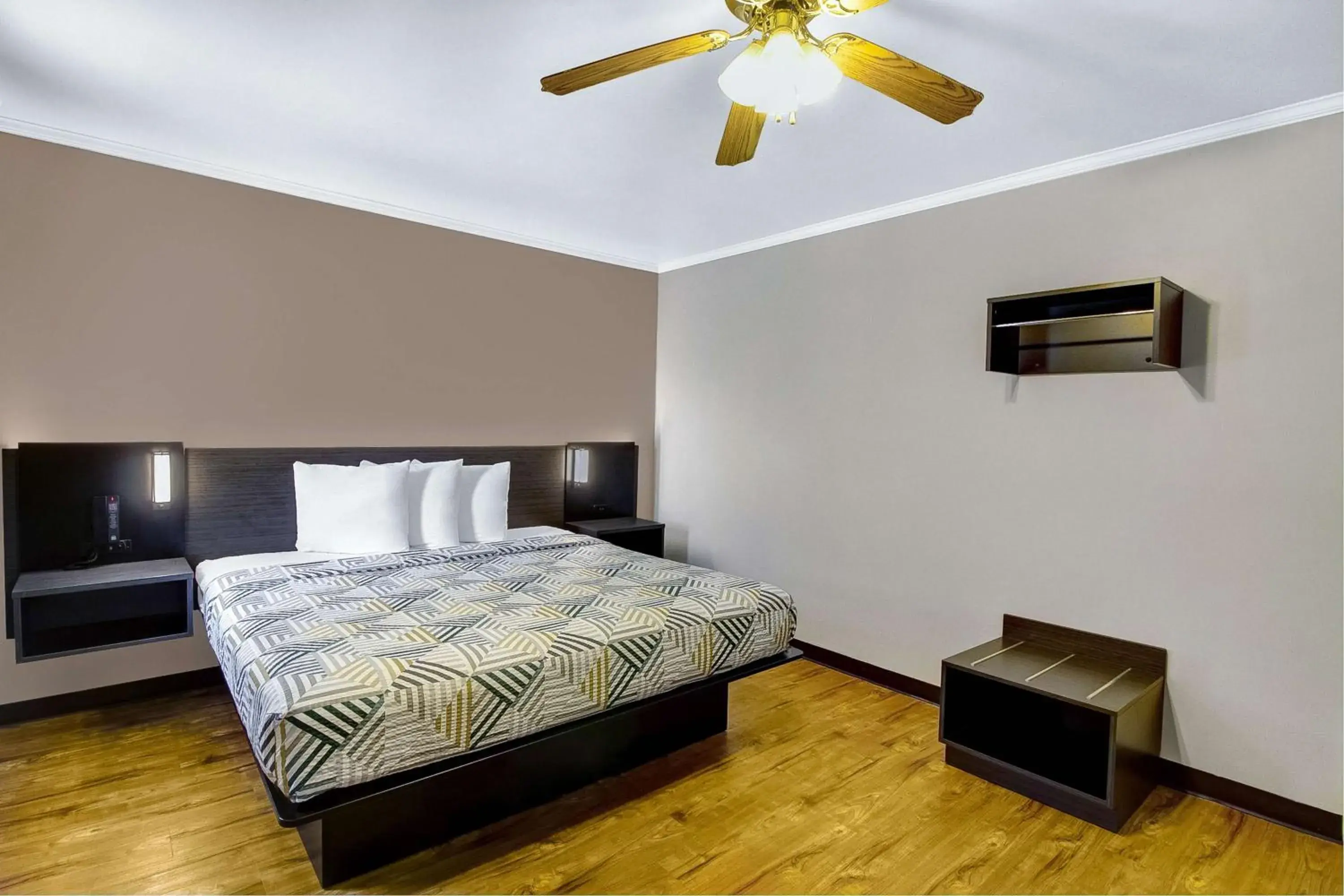 Photo of the whole room, Bed in Motel 6-Front Royal, VA Photo of the whole room, Bed in Motel 6-Front Royal, VA