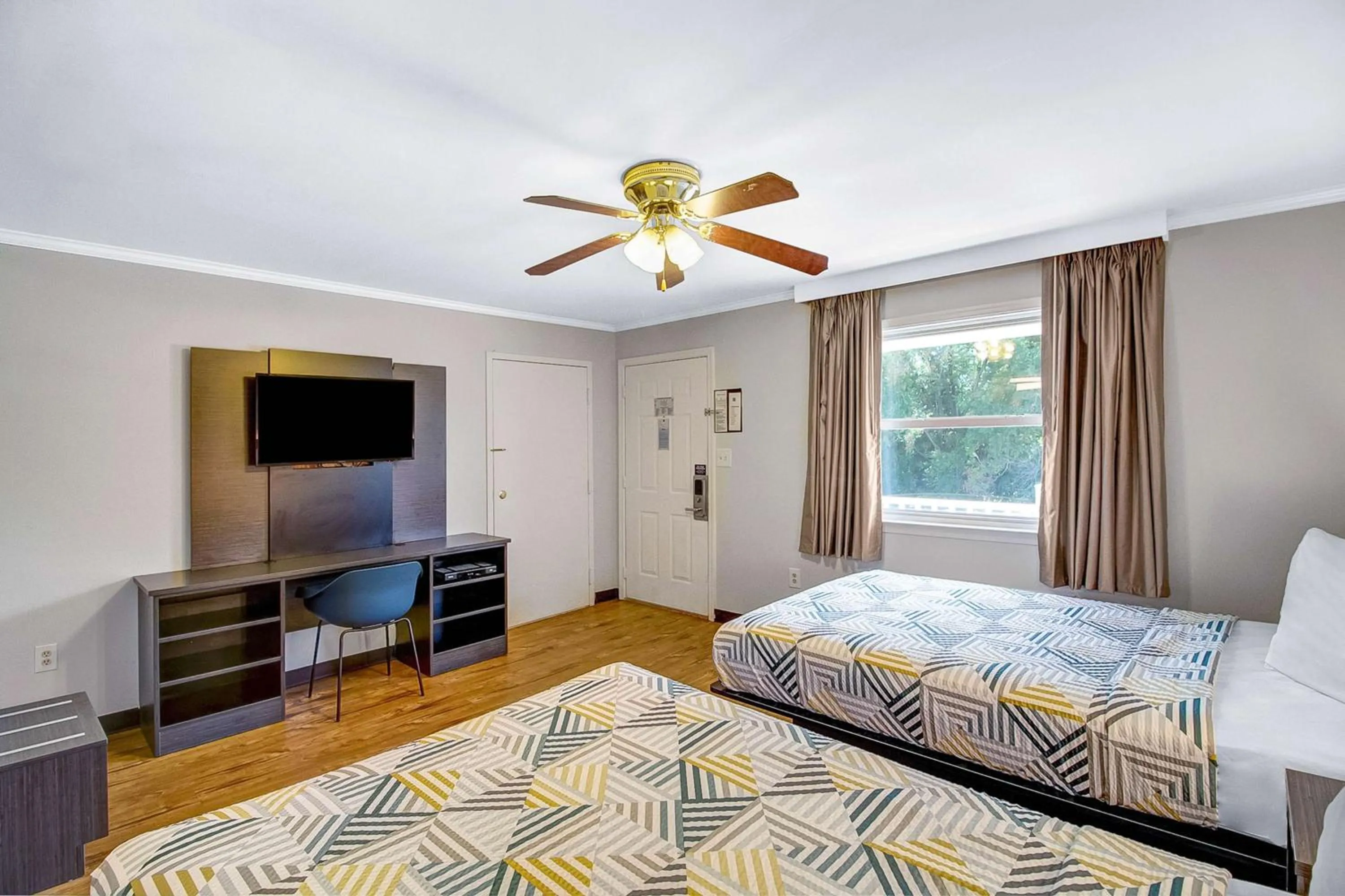 Photo of the whole room, Bed in Motel 6-Front Royal, VA