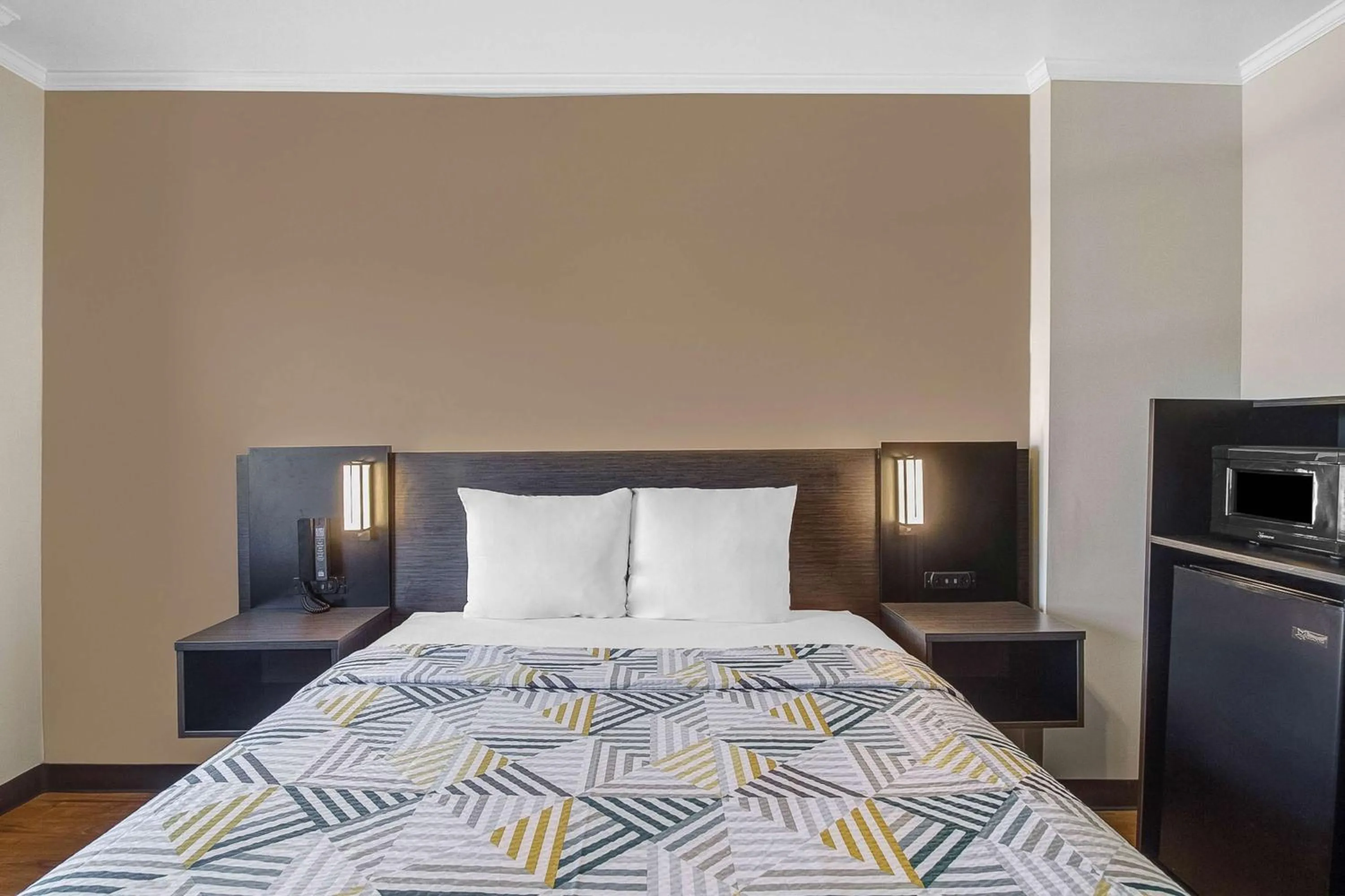 Photo of the whole room, Bed in Motel 6-Front Royal, VA