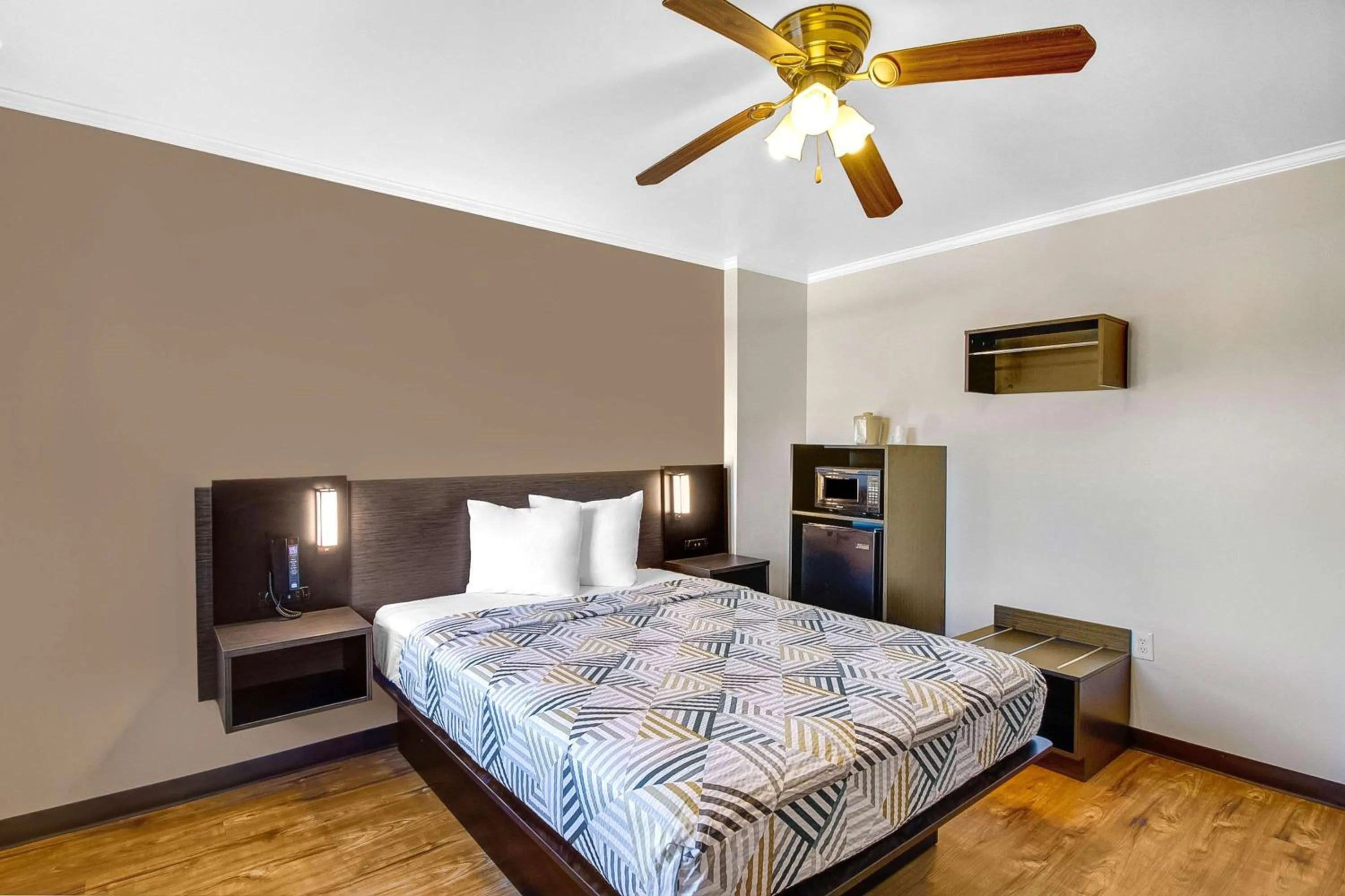 Photo of the whole room, Bed in Motel 6-Front Royal, VA