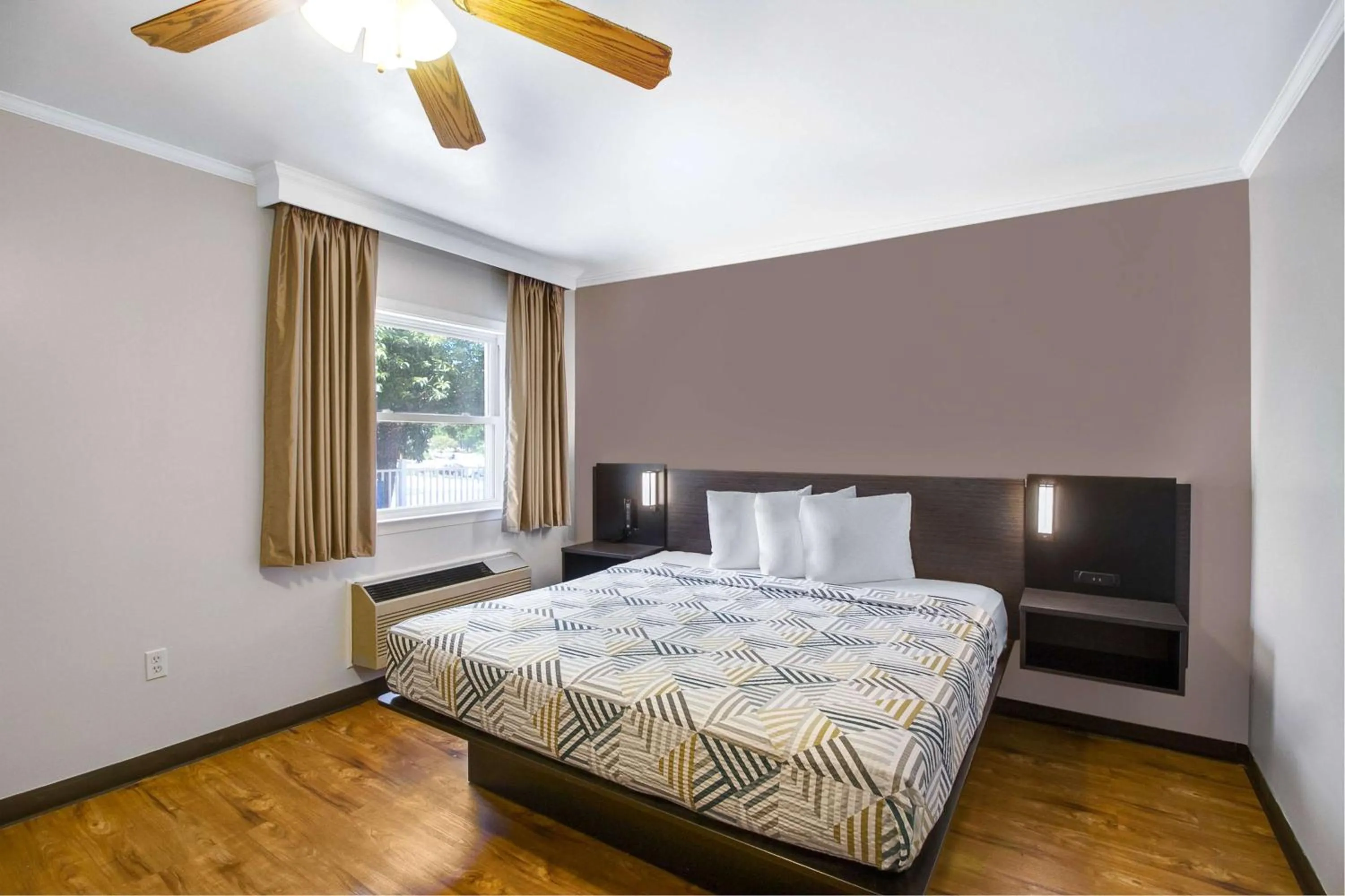 Photo of the whole room, Bed in Motel 6-Front Royal, VA