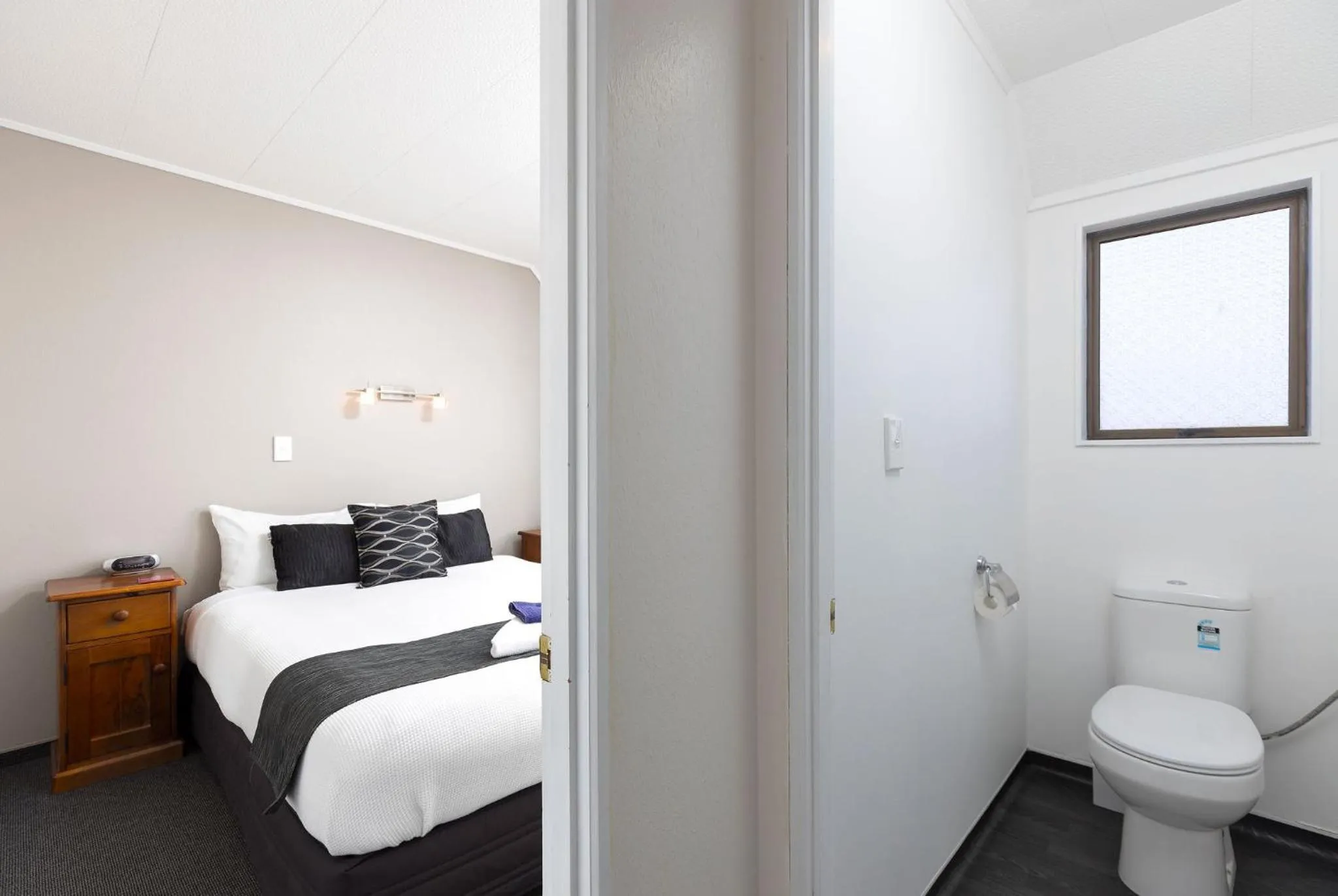 Bed in Kings Gate Motel