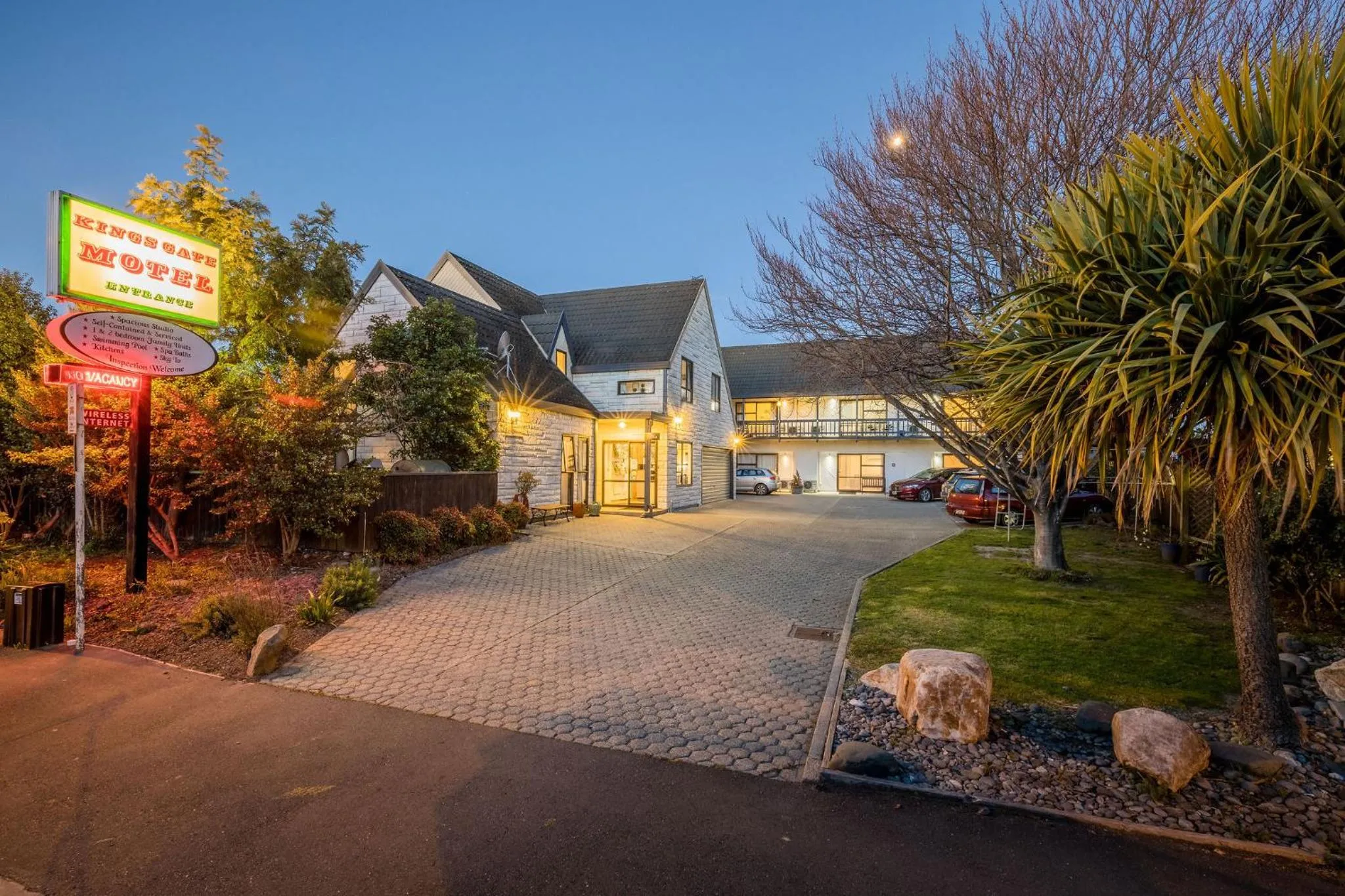 Facade/entrance in Kings Gate Motel