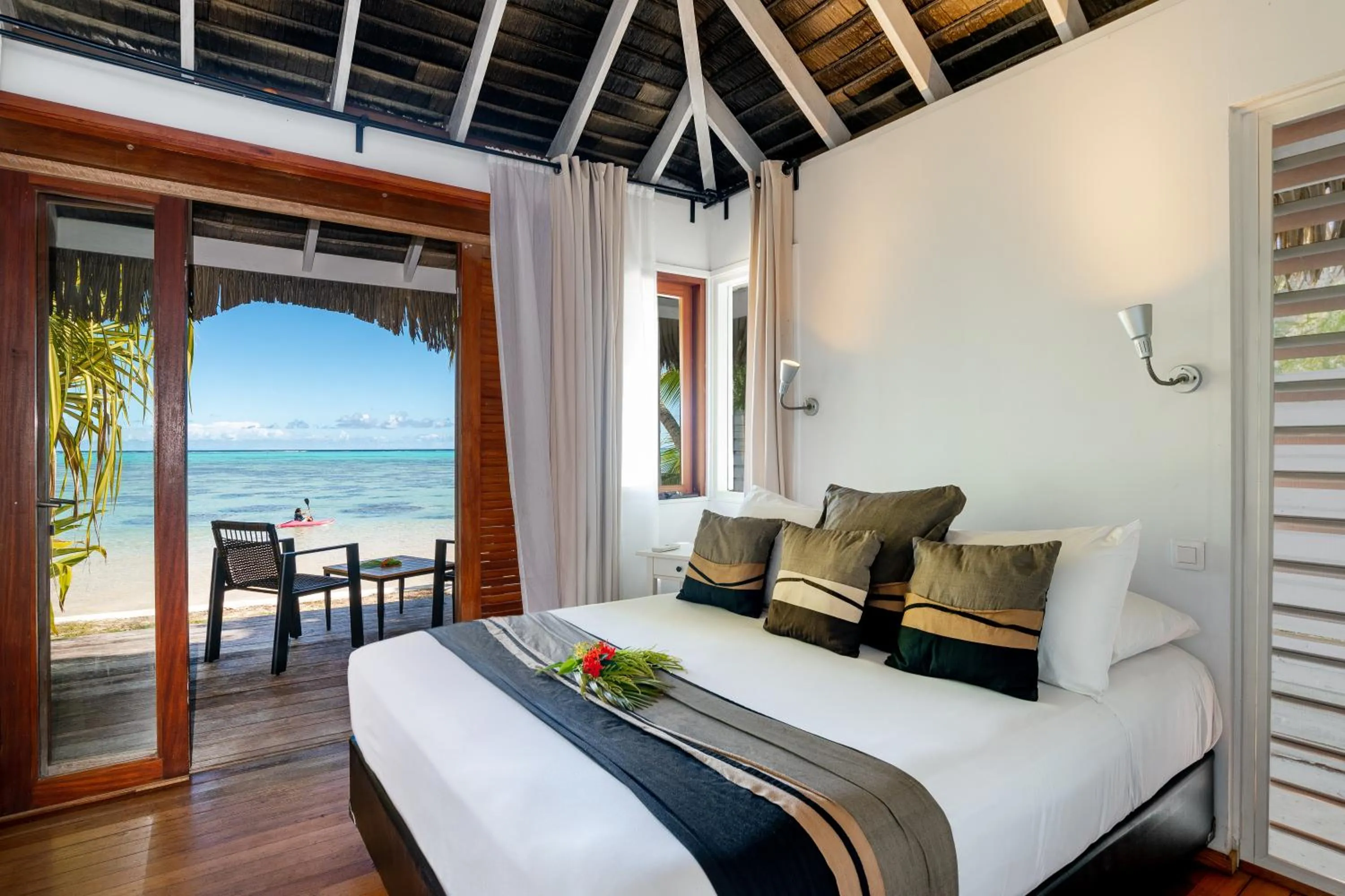 Bed in Moorea Beach Lodge