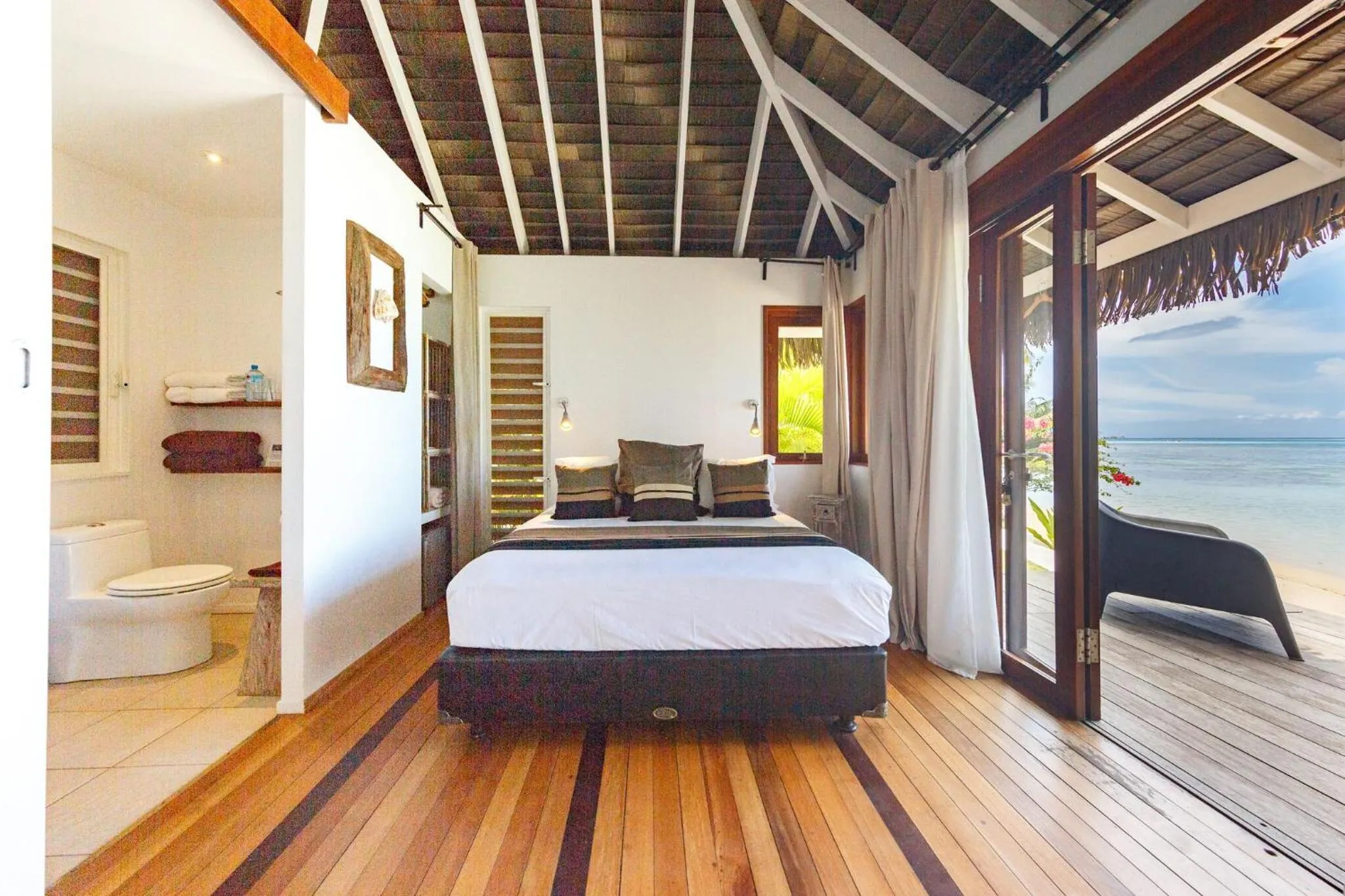 Bed in Moorea Beach Lodge