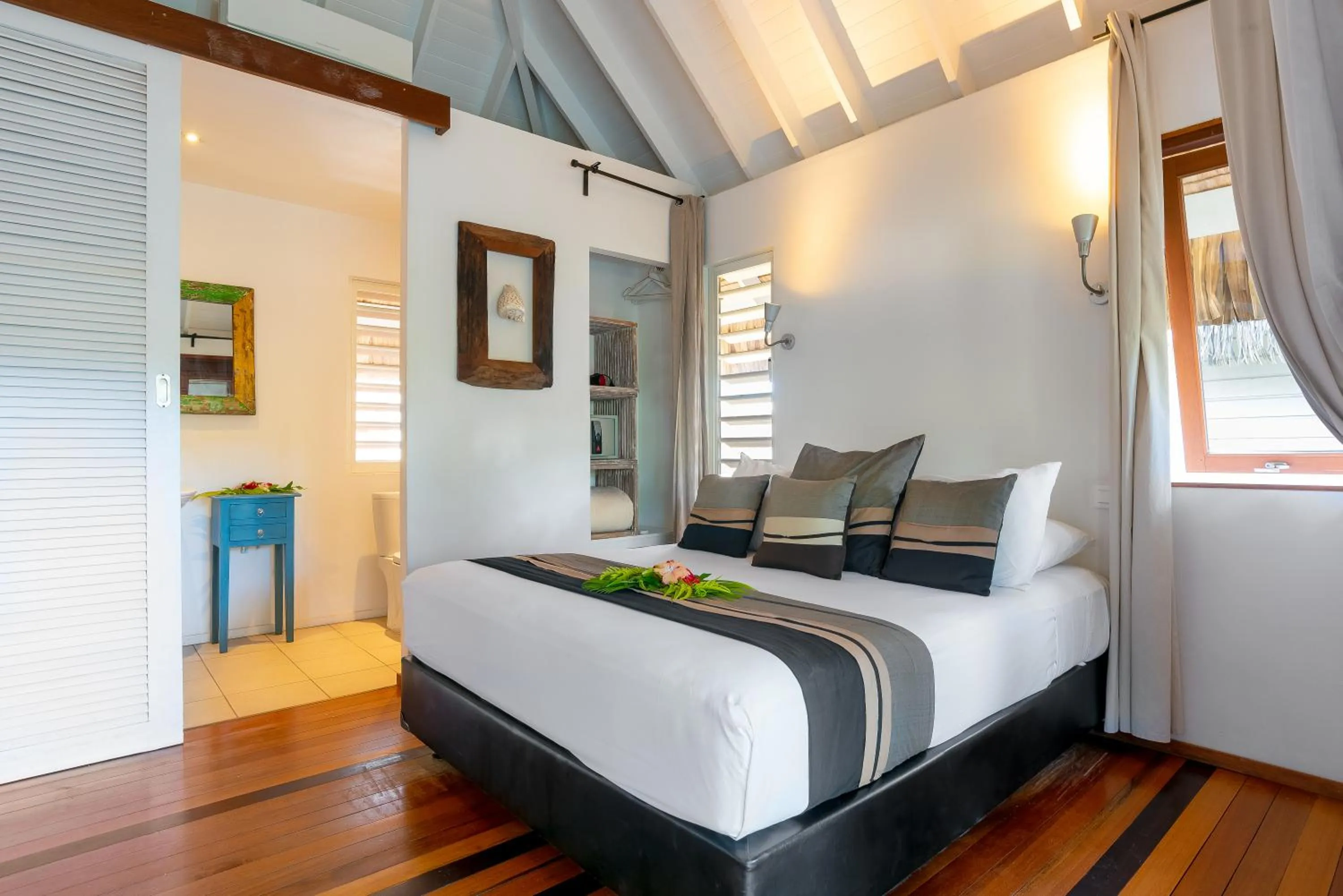 Bed in Moorea Beach Lodge