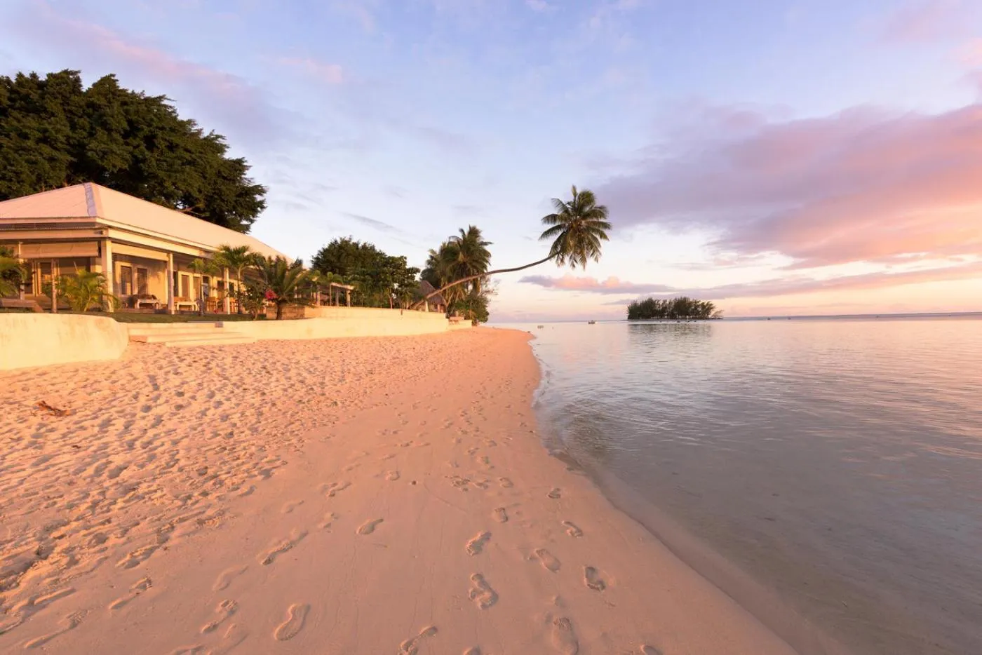 Beach in Moorea Beach Lodge