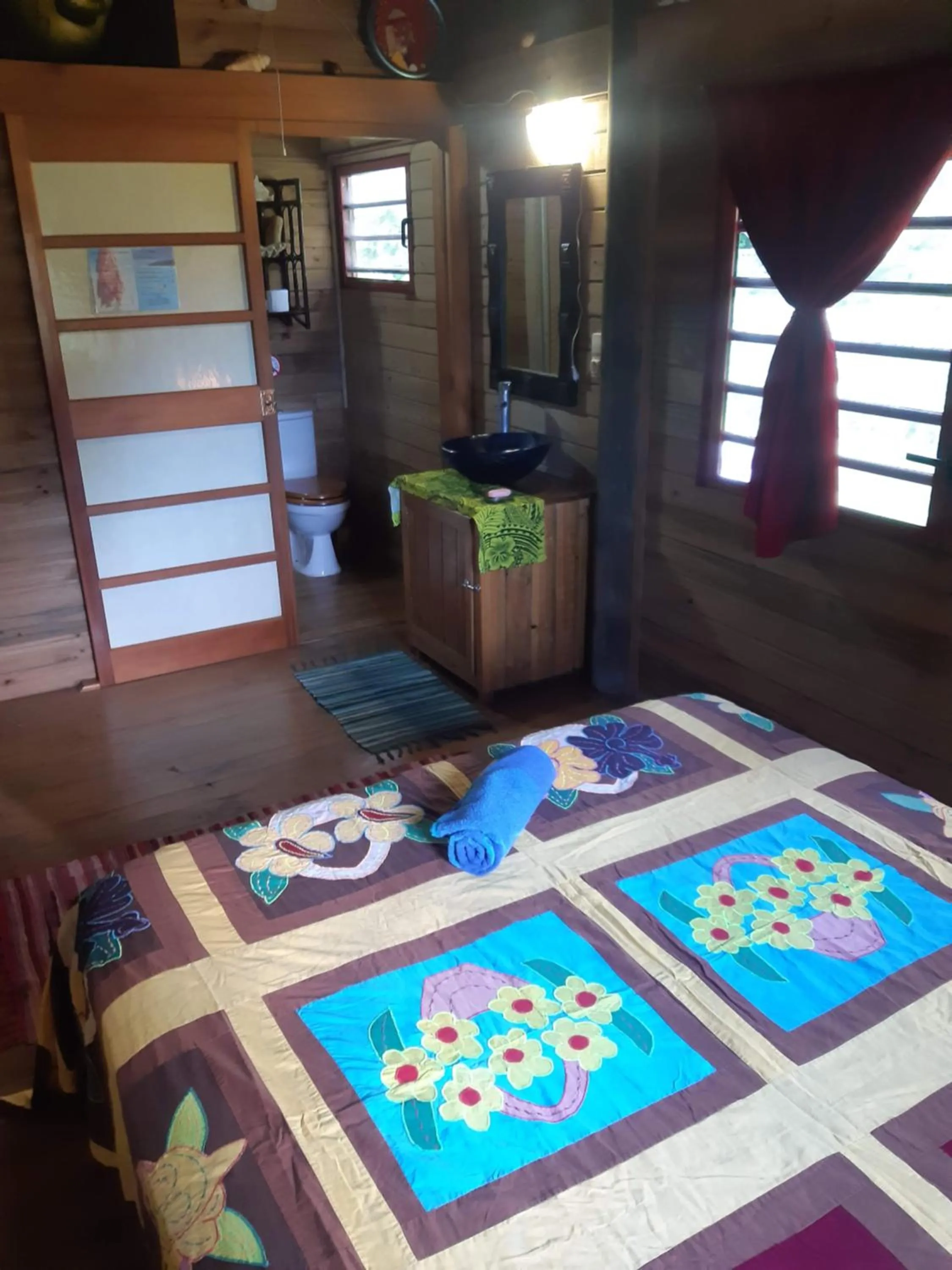 Bed in B & Bee Wild Island - Nature Song