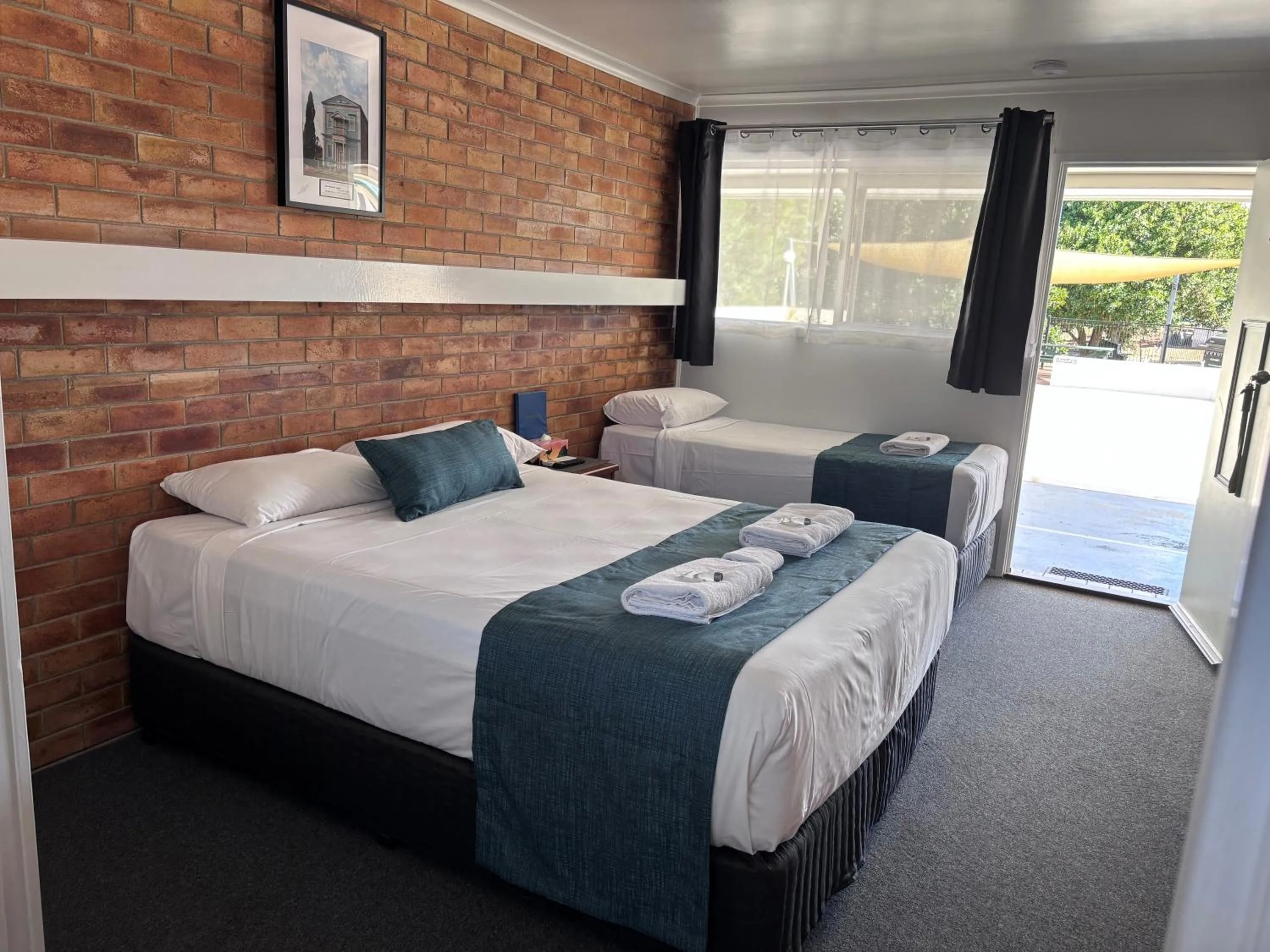 Bed in Avocado Motor Inn