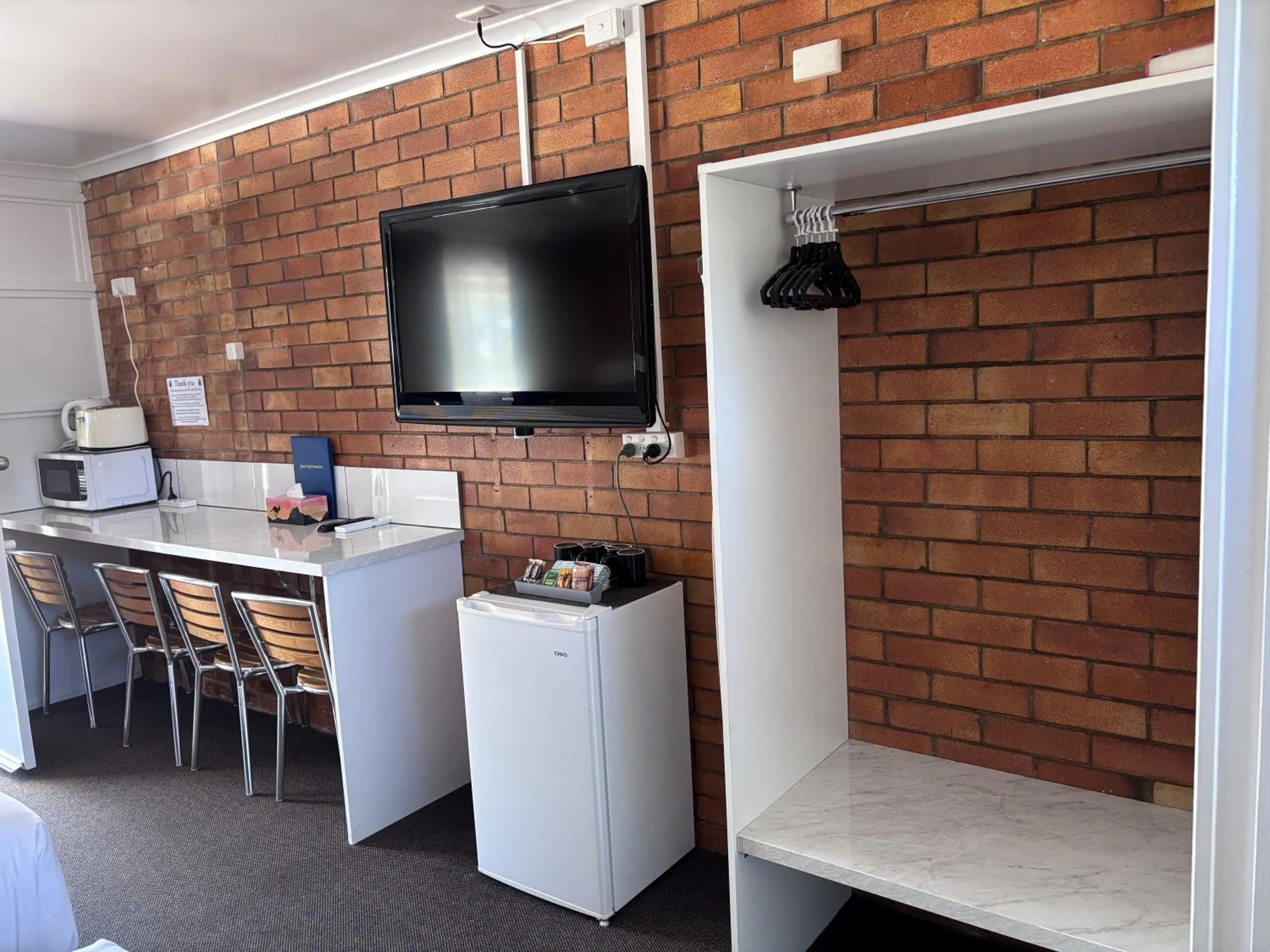 TV and multimedia in Avocado Motor Inn