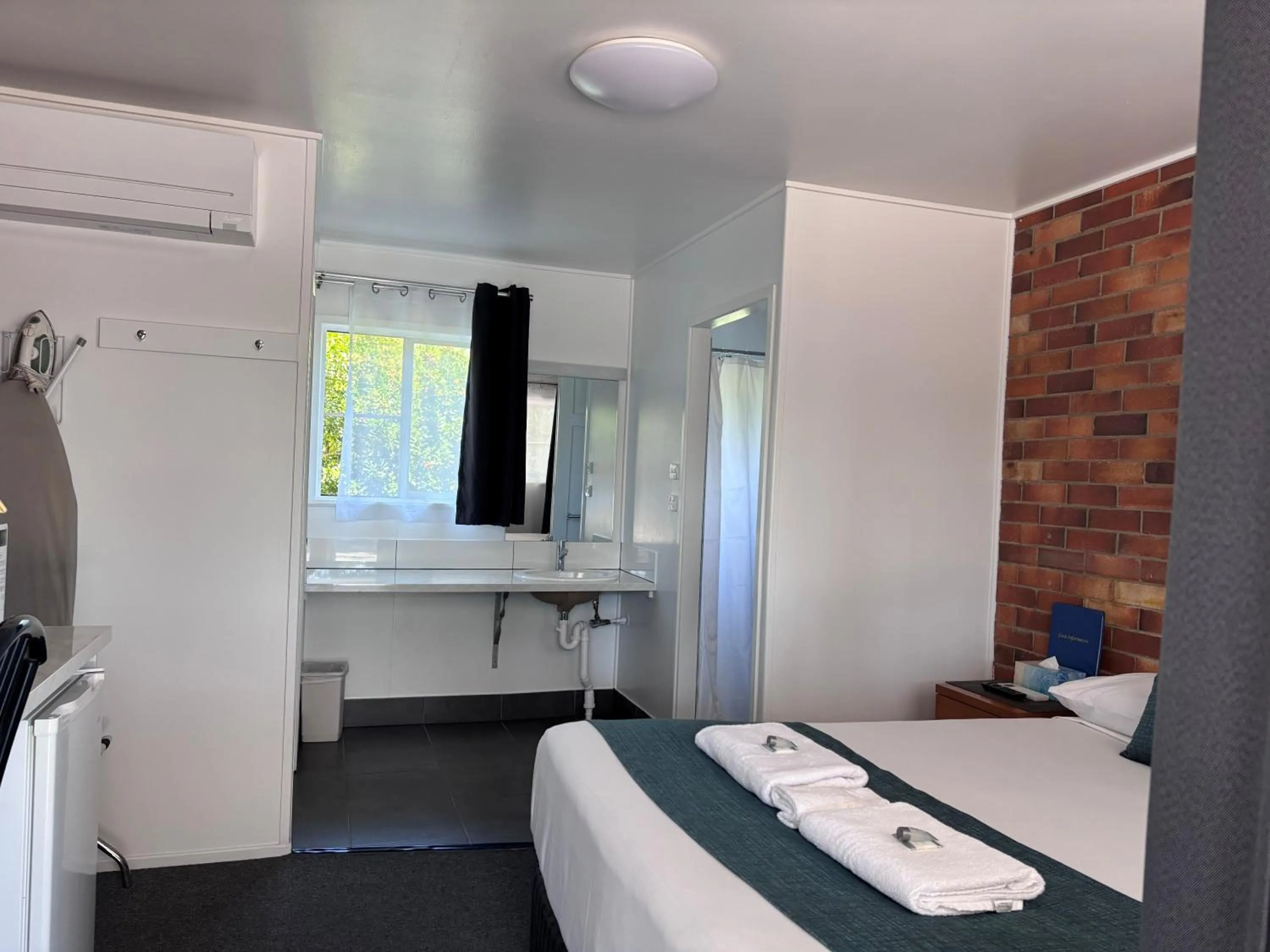 Bed in Avocado Motor Inn