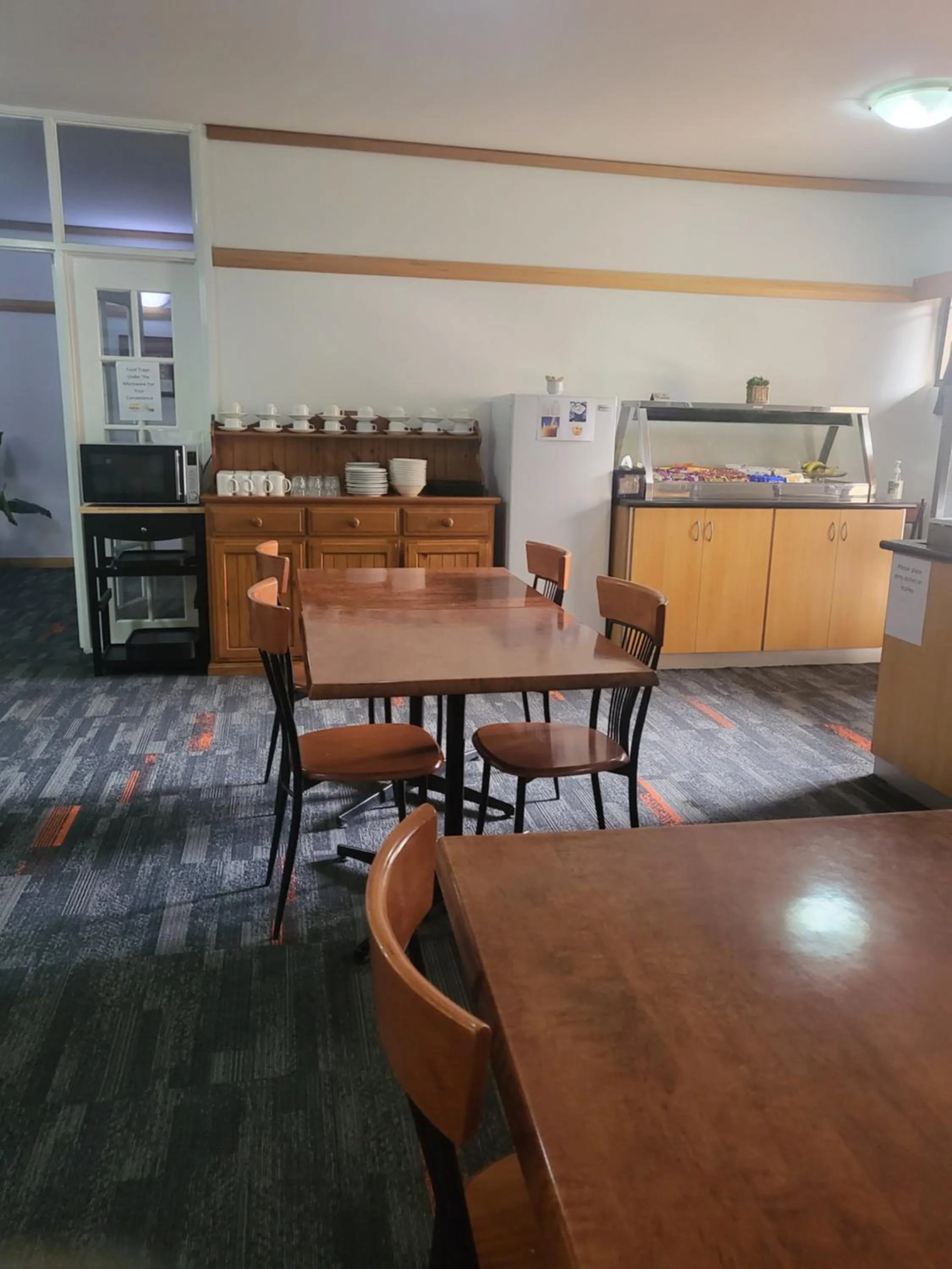 Breakfast in Banksia Motel