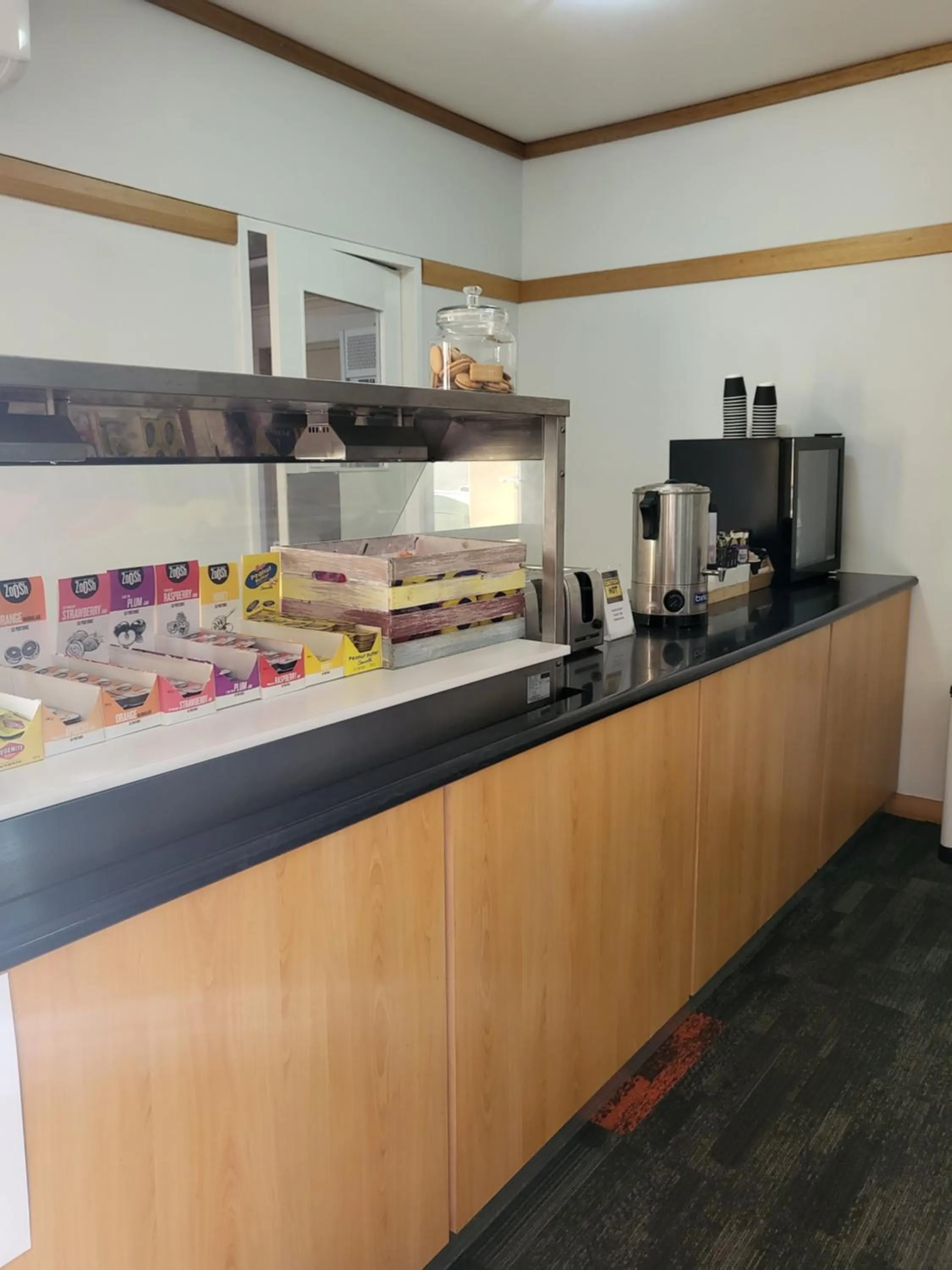 Breakfast in Banksia Motel