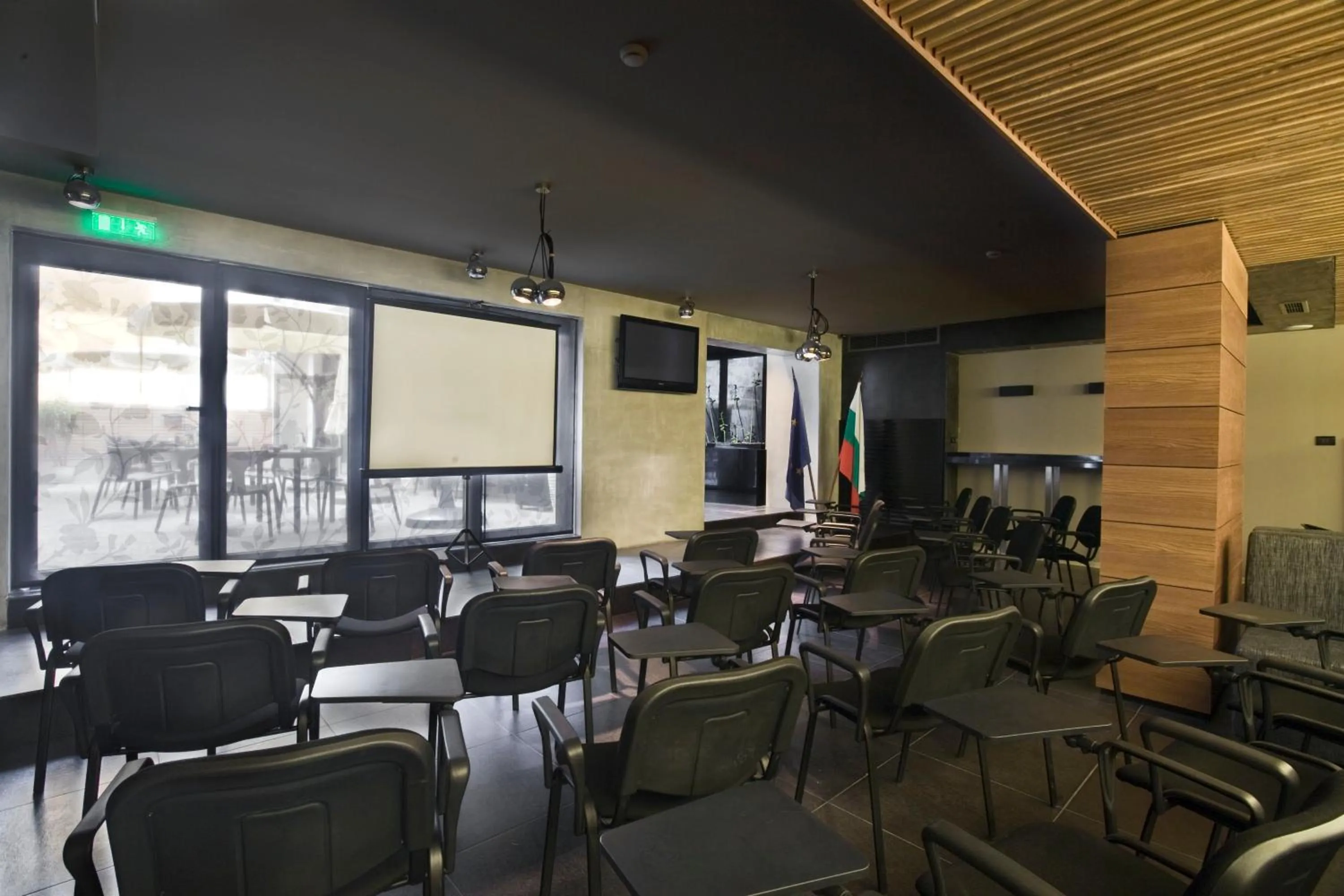 Business facilities in Famous House