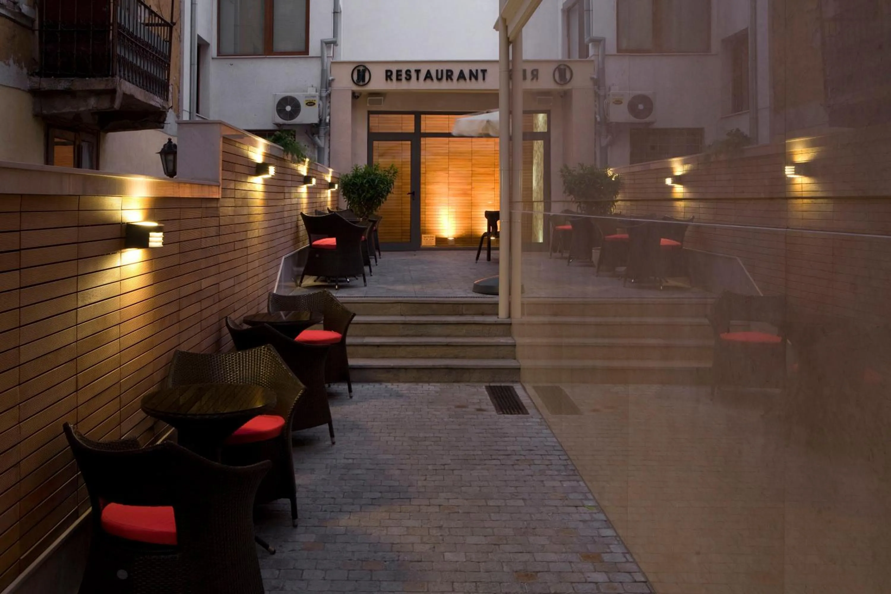 Restaurant/places to eat in Famous House