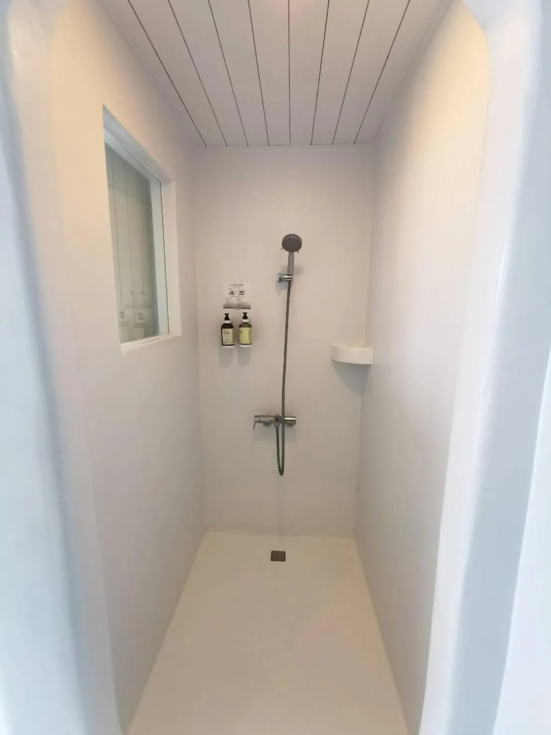 Shower in Ample Villa 小希臘民宿