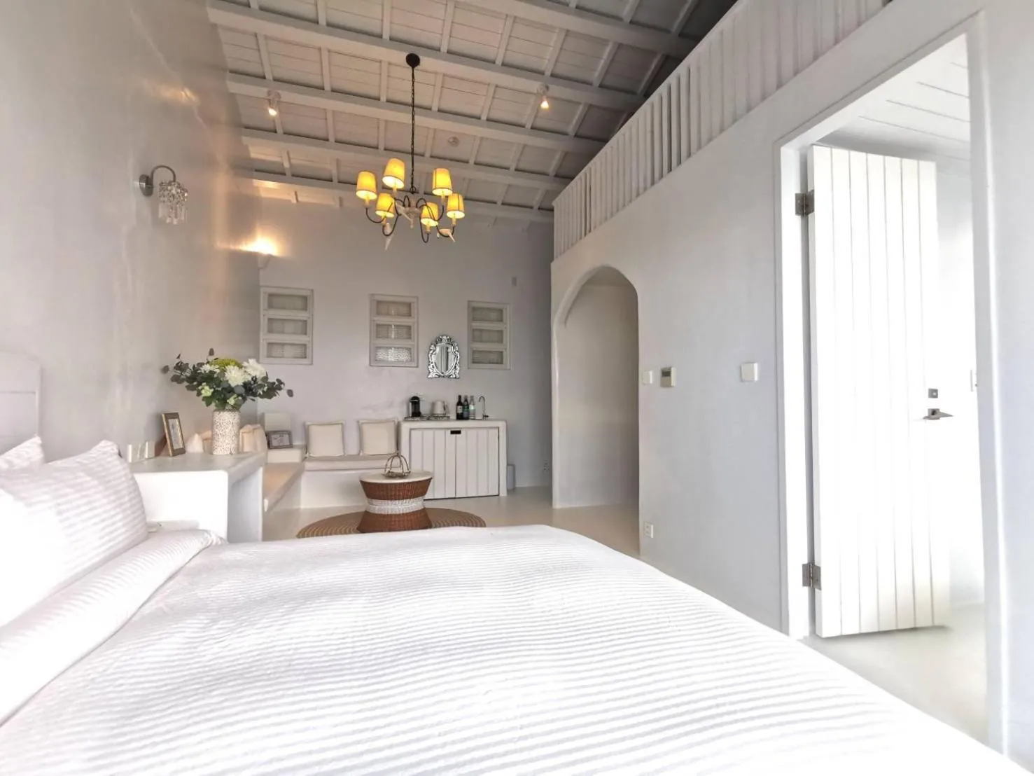 Swimming pool, Bed in Ample Villa 小希臘民宿