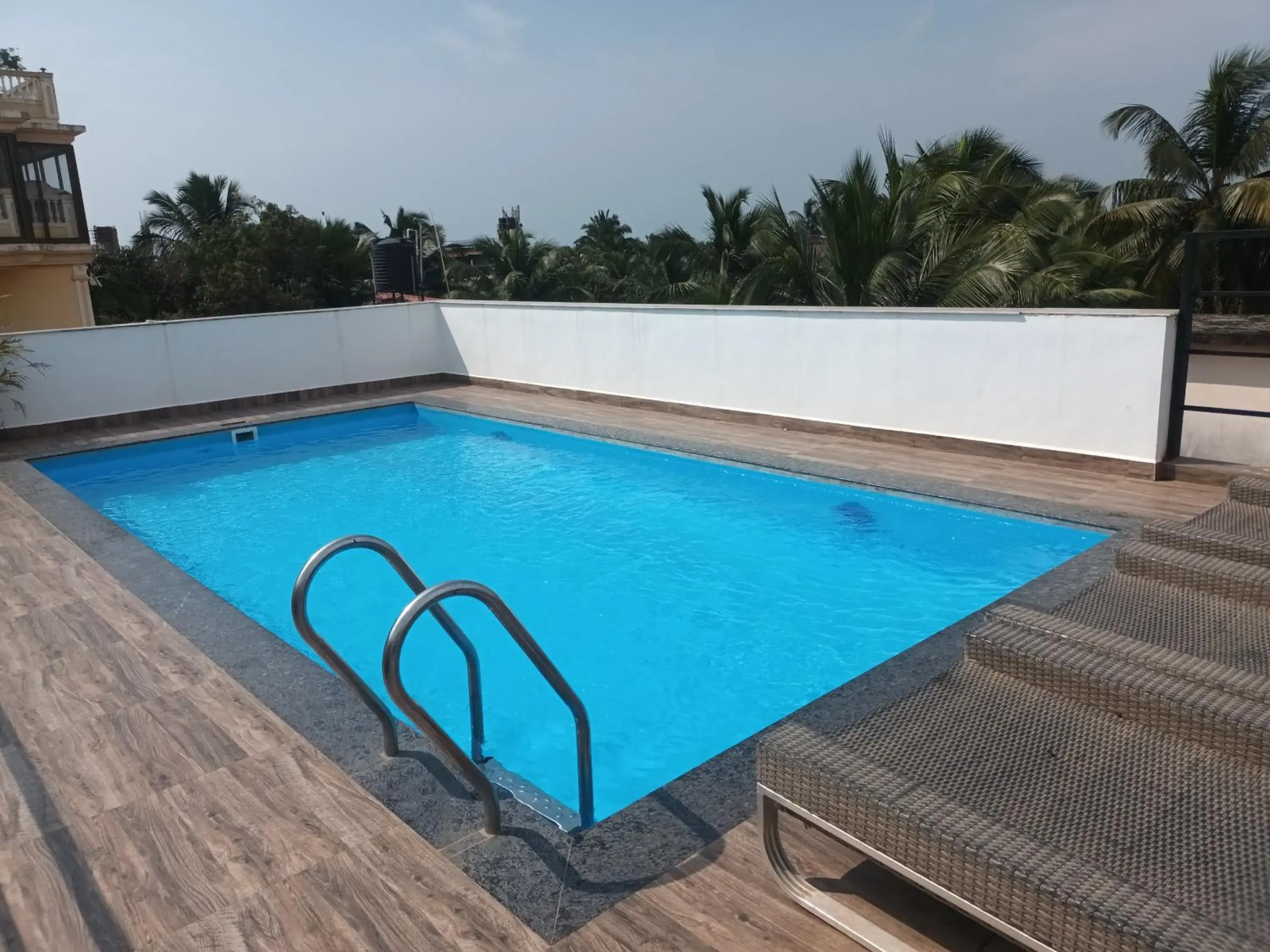 Swimming pool in Hotel Calangute Central Swimming pool in Hotel Calangute Central