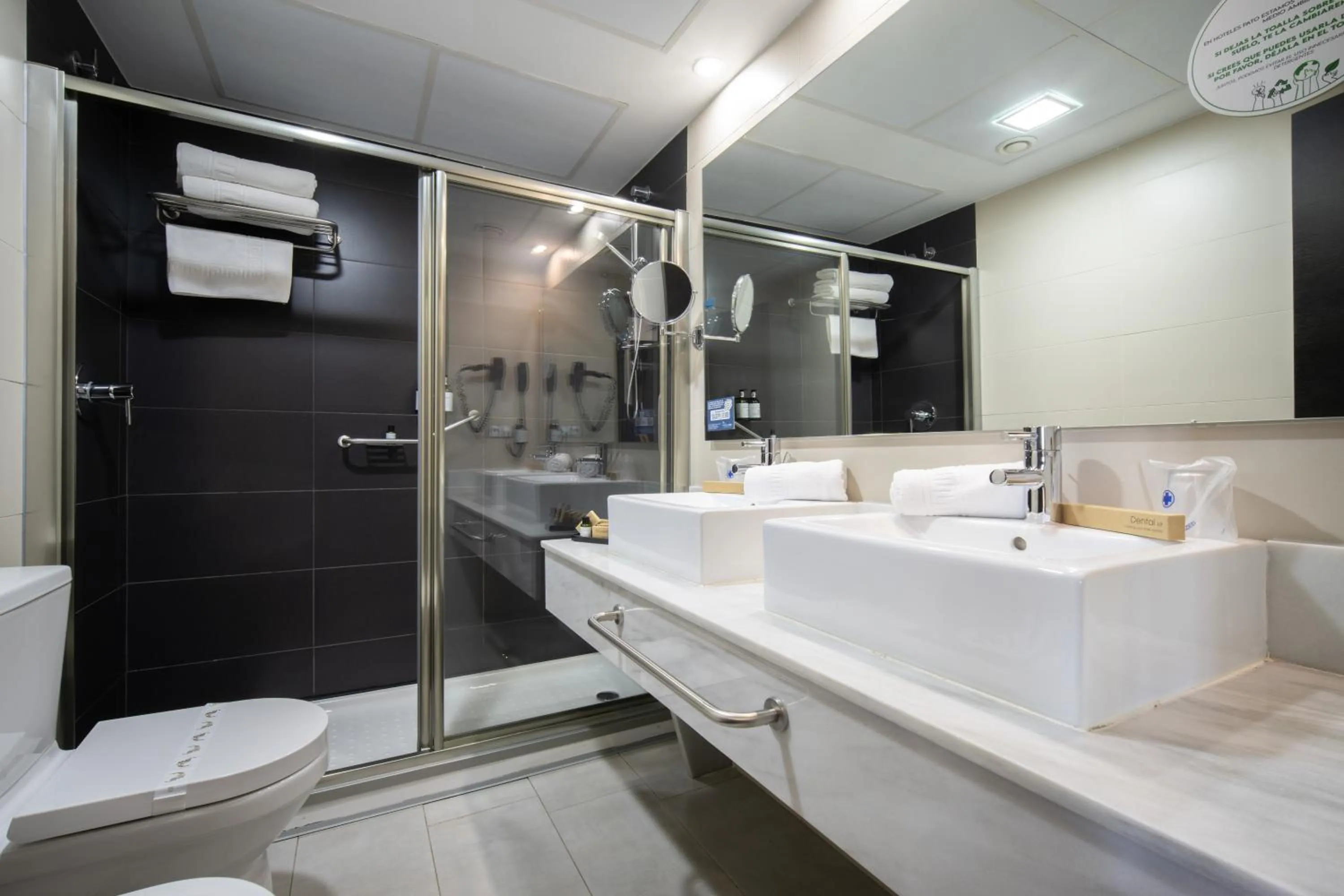 Shower in Pato Amarillo