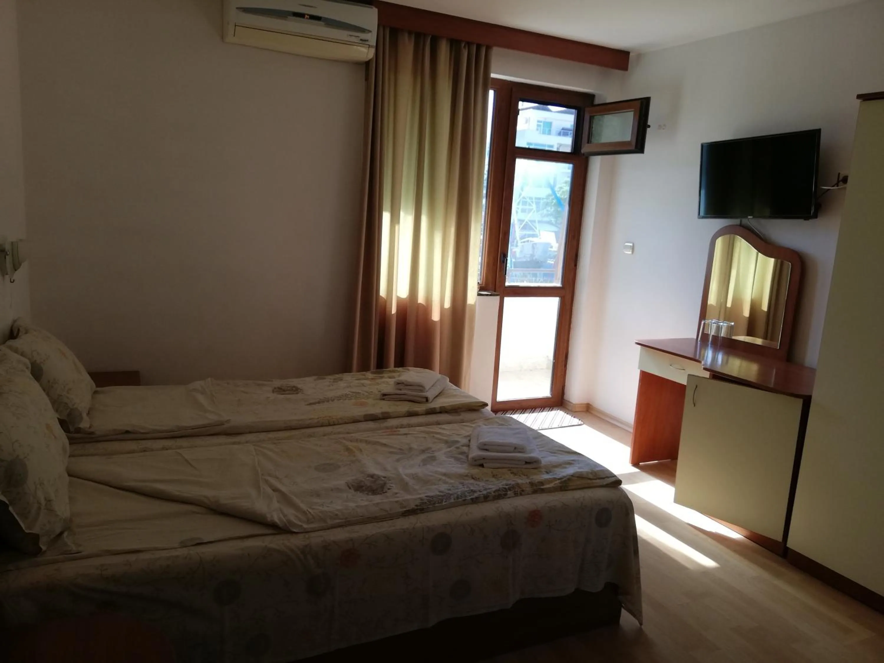 Communal lounge/ TV room, Bed in Hotel Strinava