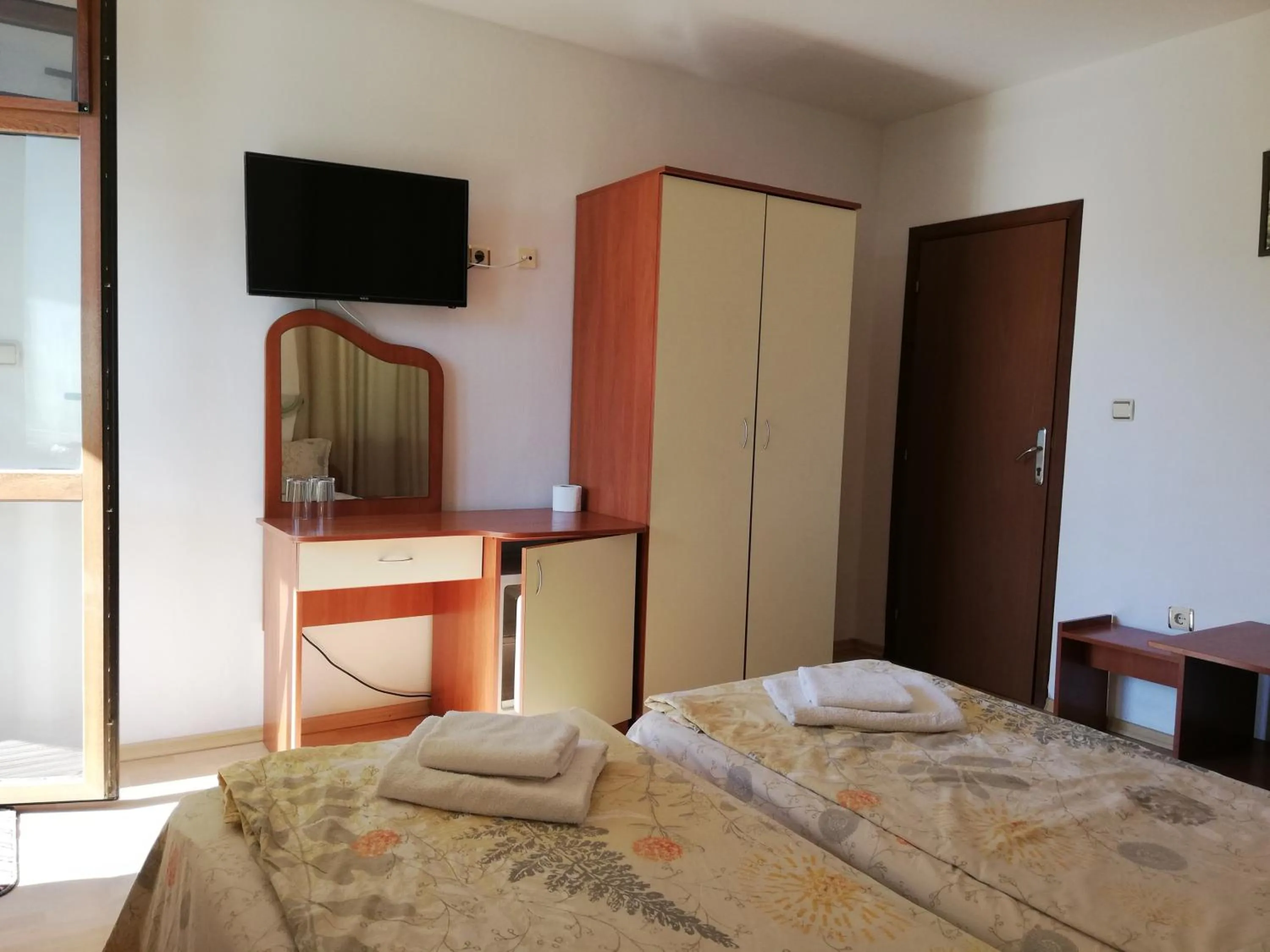 Communal lounge/ TV room, Bed in Hotel Strinava