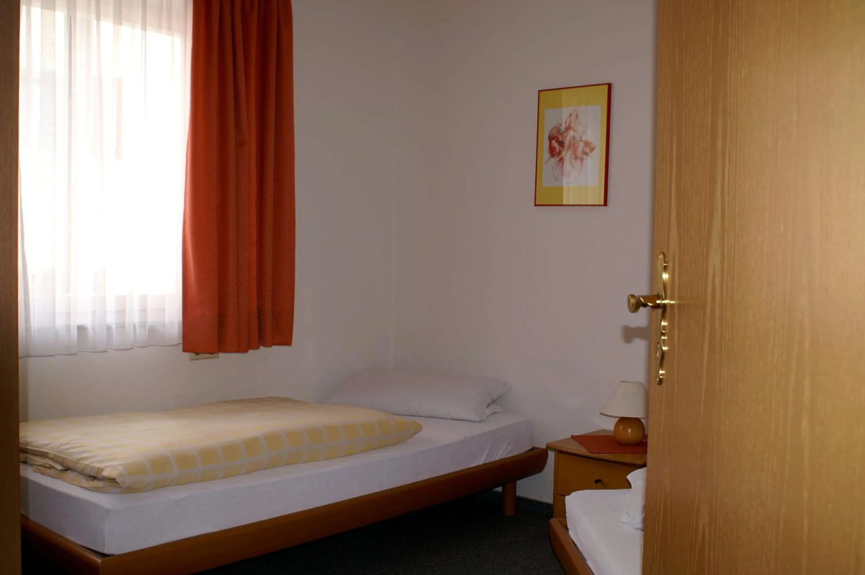 Photo of the whole room, Bed in Hotel Pension Café Hasler
